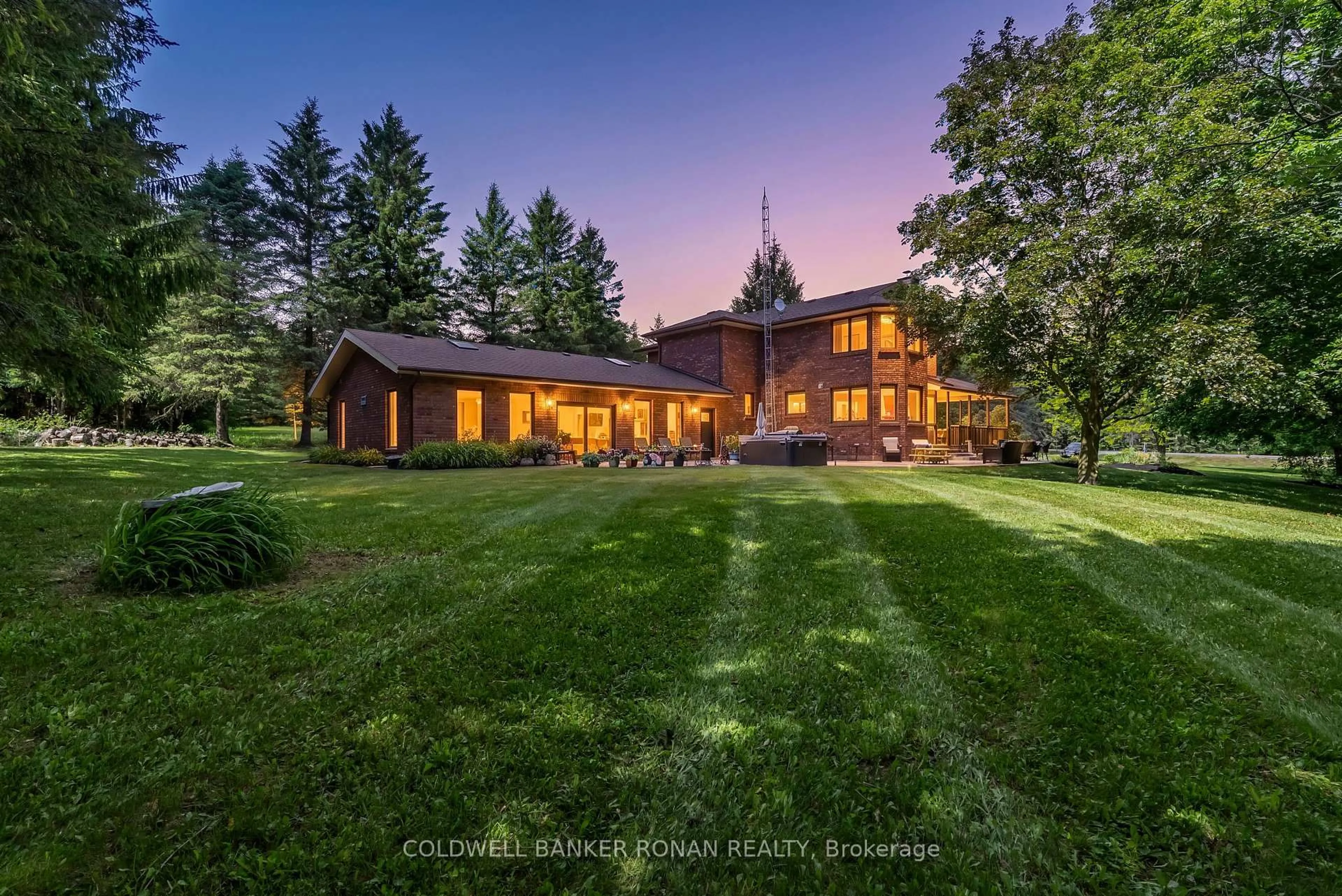 A pic from outside/outdoor area/front of a property/back of a property/a pic from drone, unknown for 1960 10th Sdrd, New Tecumseth Ontario L0G 1W0