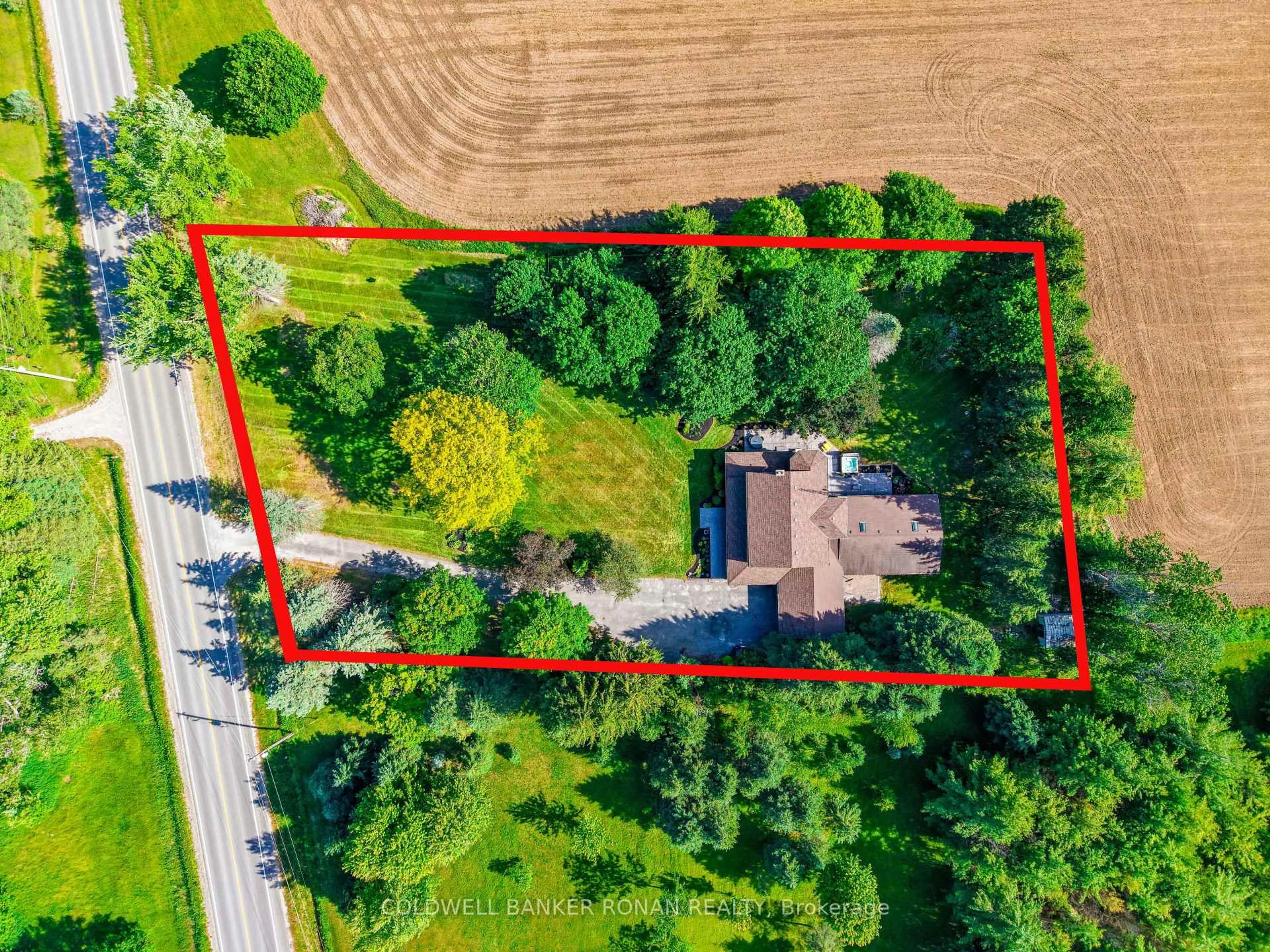 A pic from outside/outdoor area/front of a property/back of a property/a pic from drone, building for 1960 10th Sdrd, New Tecumseth Ontario L0G 1W0