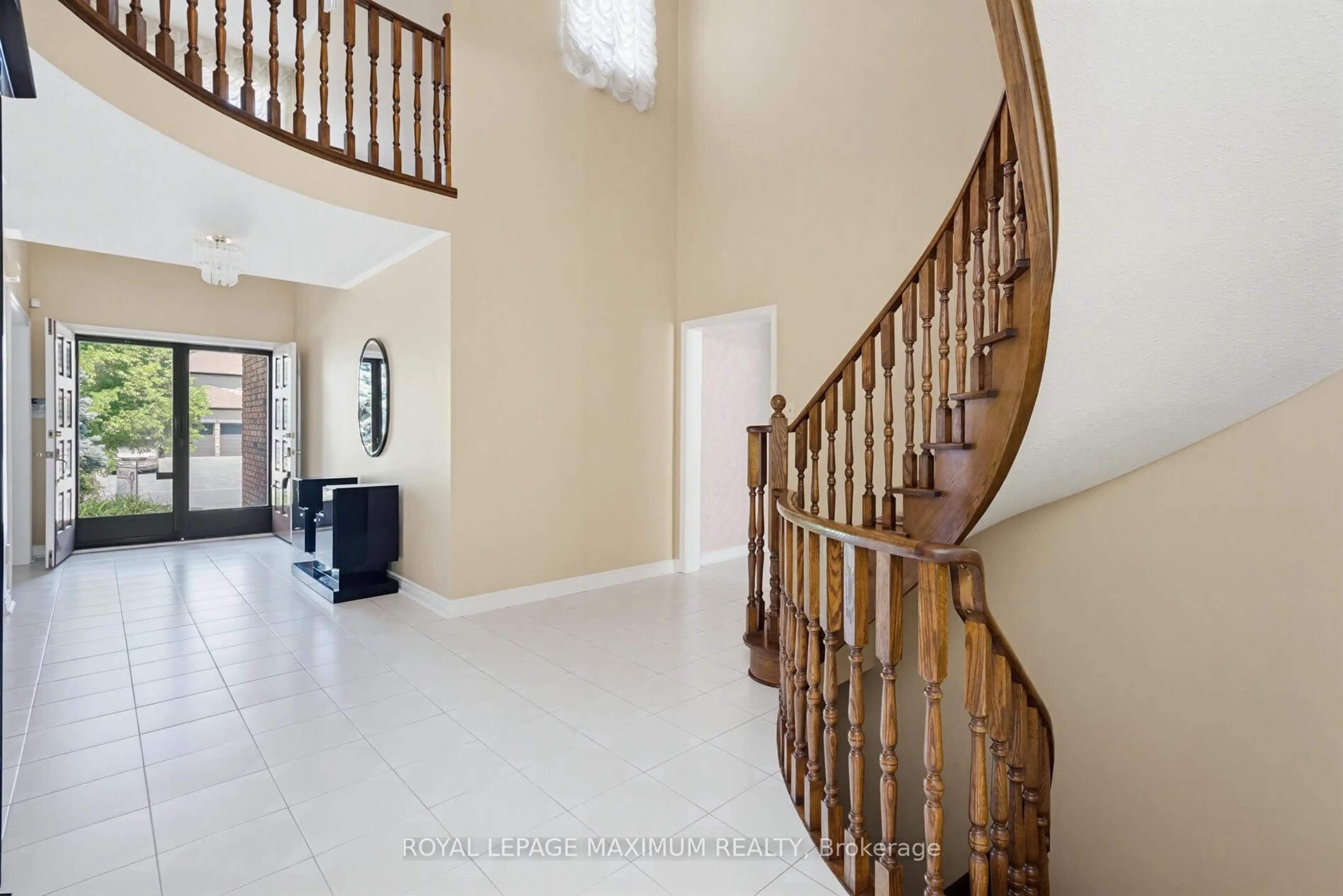 Indoor foyer for 91 Wilshire Blvd, Vaughan Ontario L4L 6X3