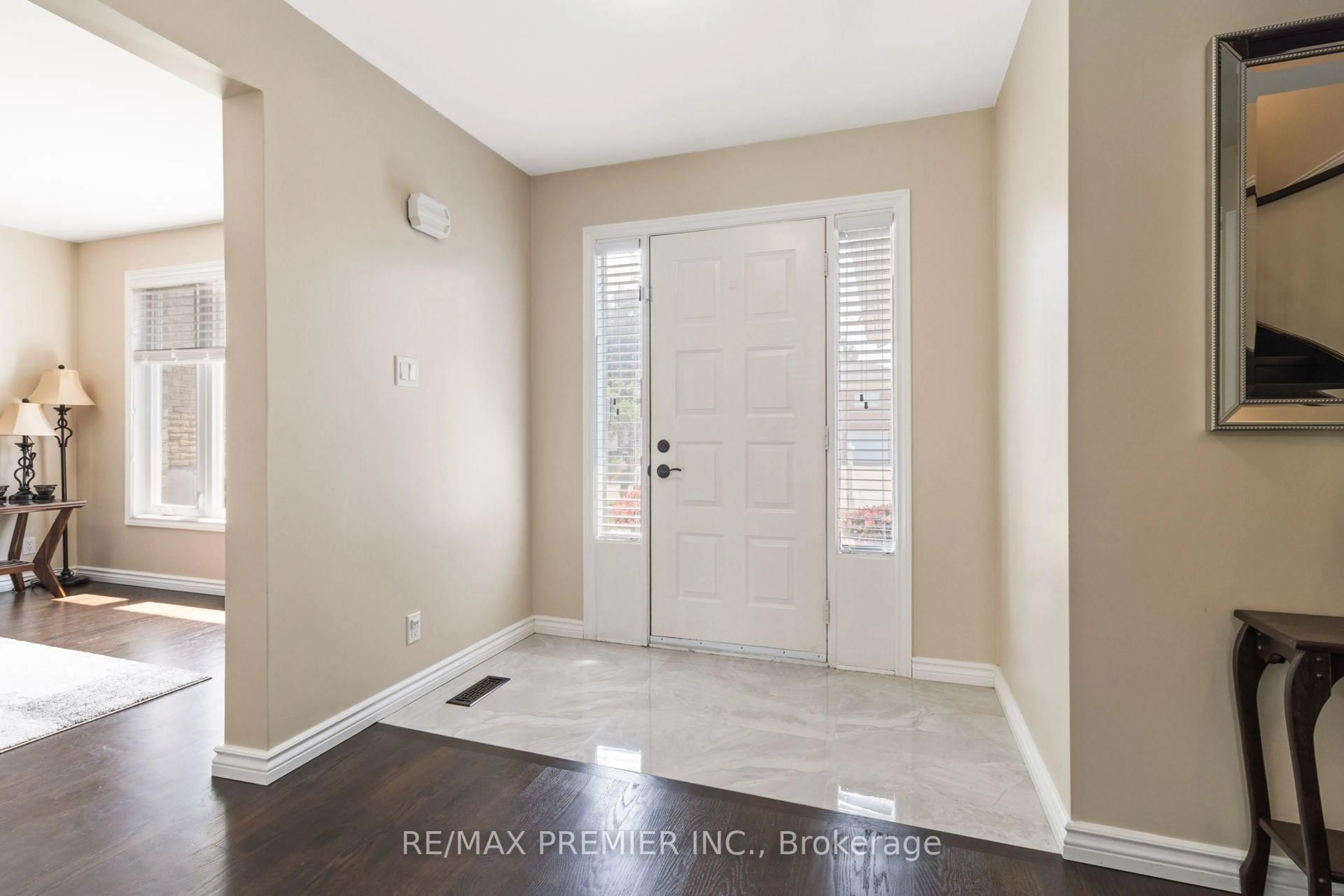 Indoor entryway for 426 Maple Grove Ave, Bradford West Gwillimbury Ontario L3Z 2V4