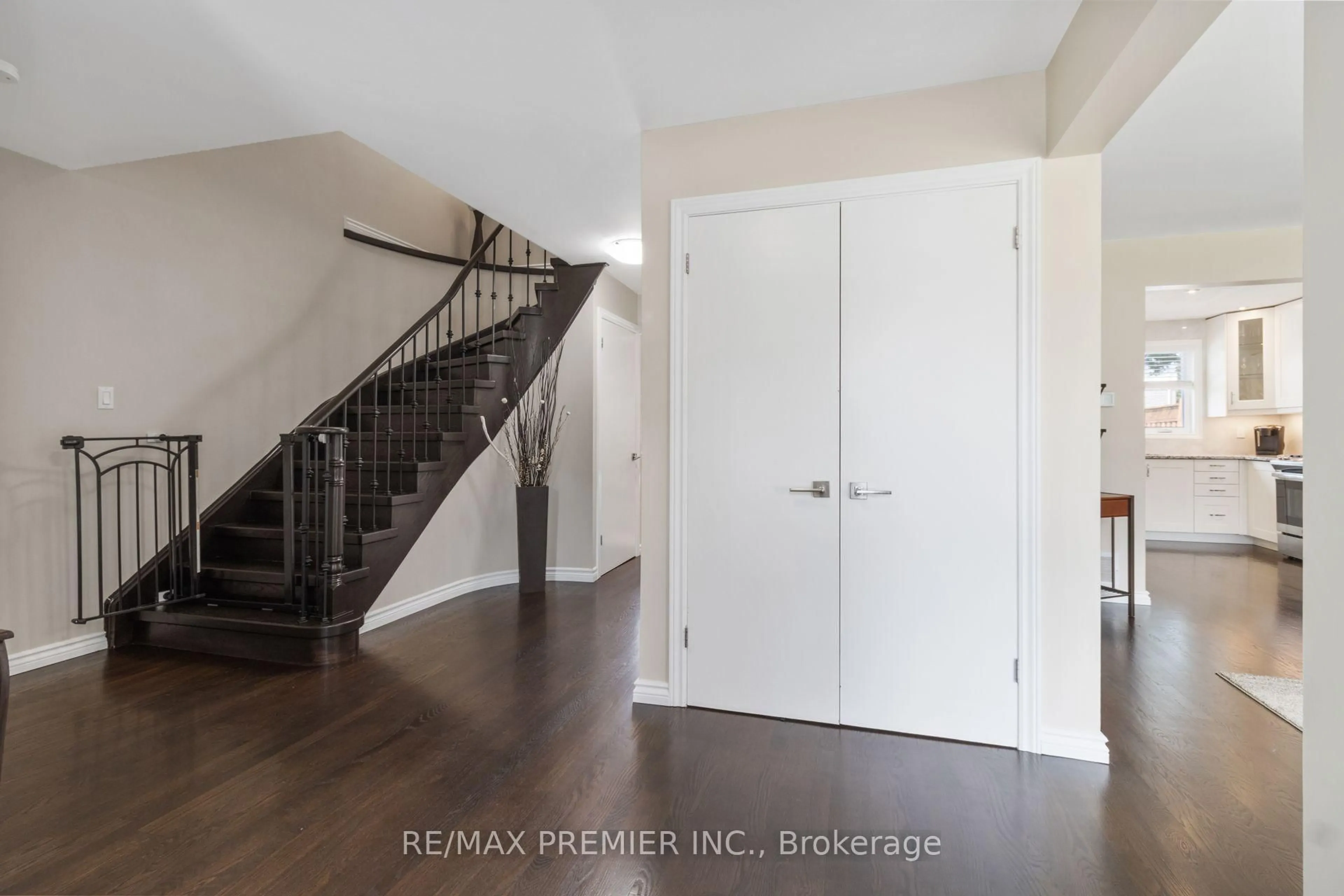 Indoor entryway for 426 Maple Grove Ave, Bradford West Gwillimbury Ontario L3Z 2V4