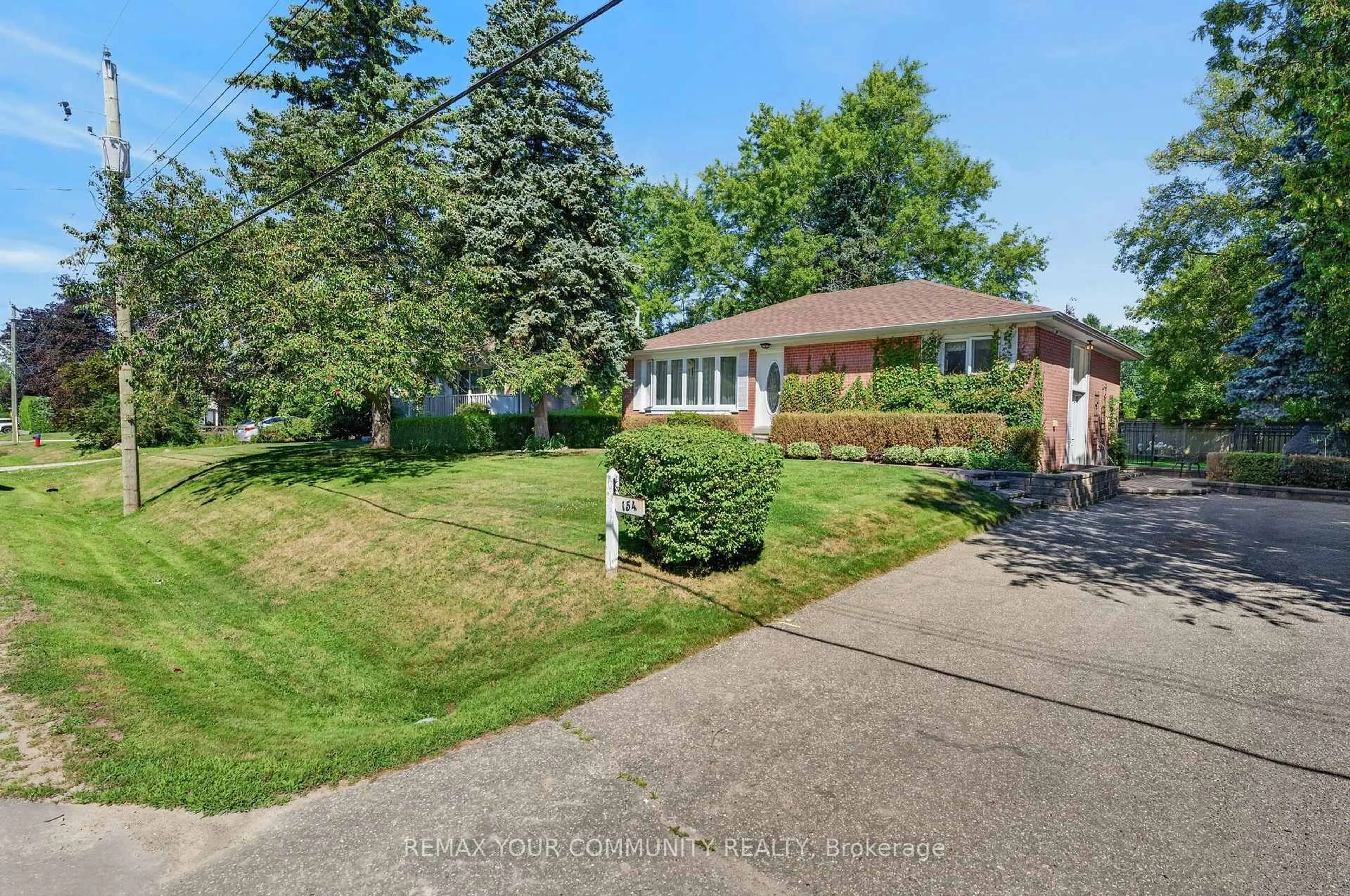 A pic from outside/outdoor area/front of a property/back of a property/a pic from drone, street for 154 Hollingsworth Dr, King Ontario L7B 1G8