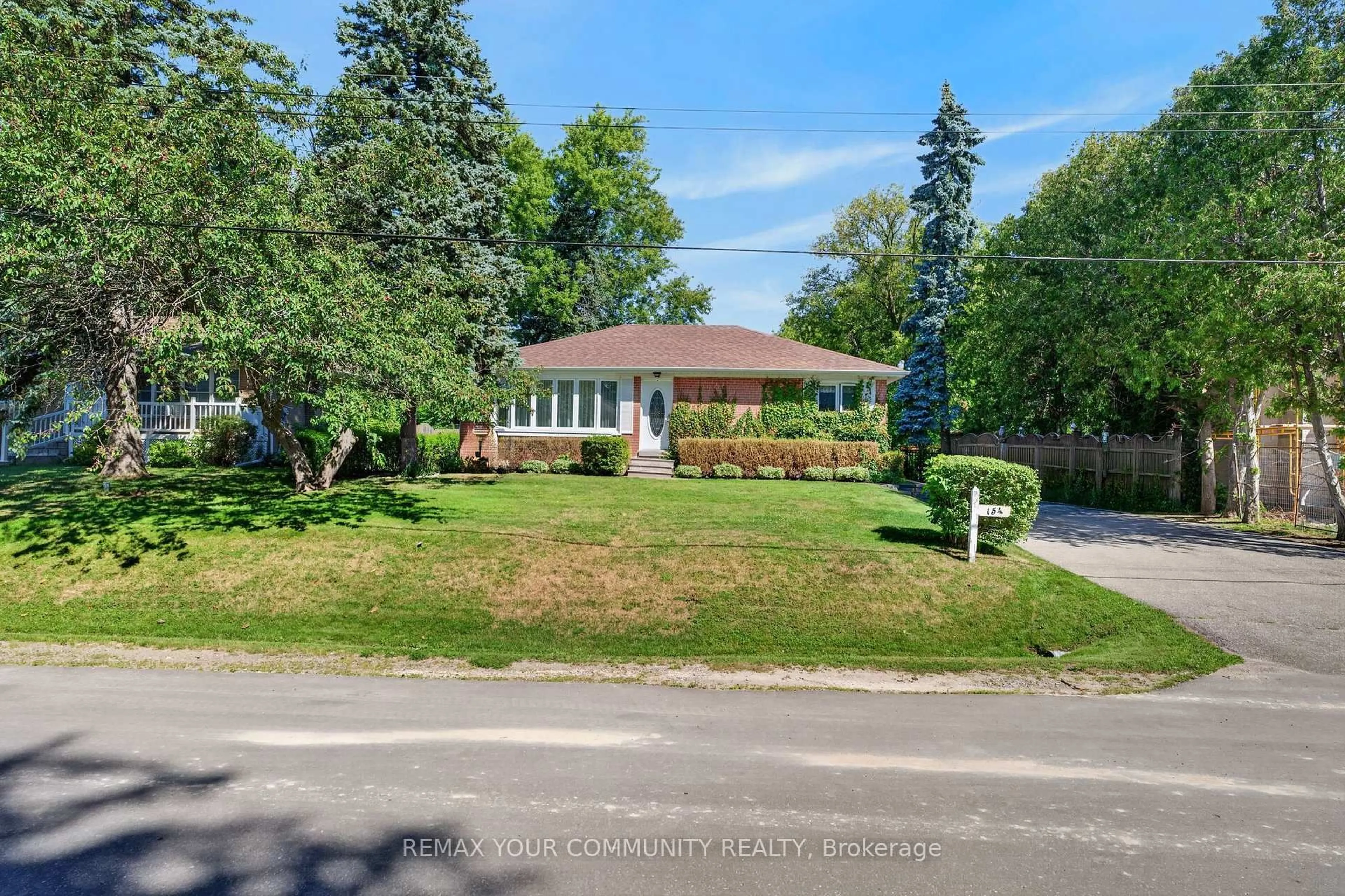 A pic from outside/outdoor area/front of a property/back of a property/a pic from drone, street for 154 Hollingsworth Dr, King Ontario L7B 1G8