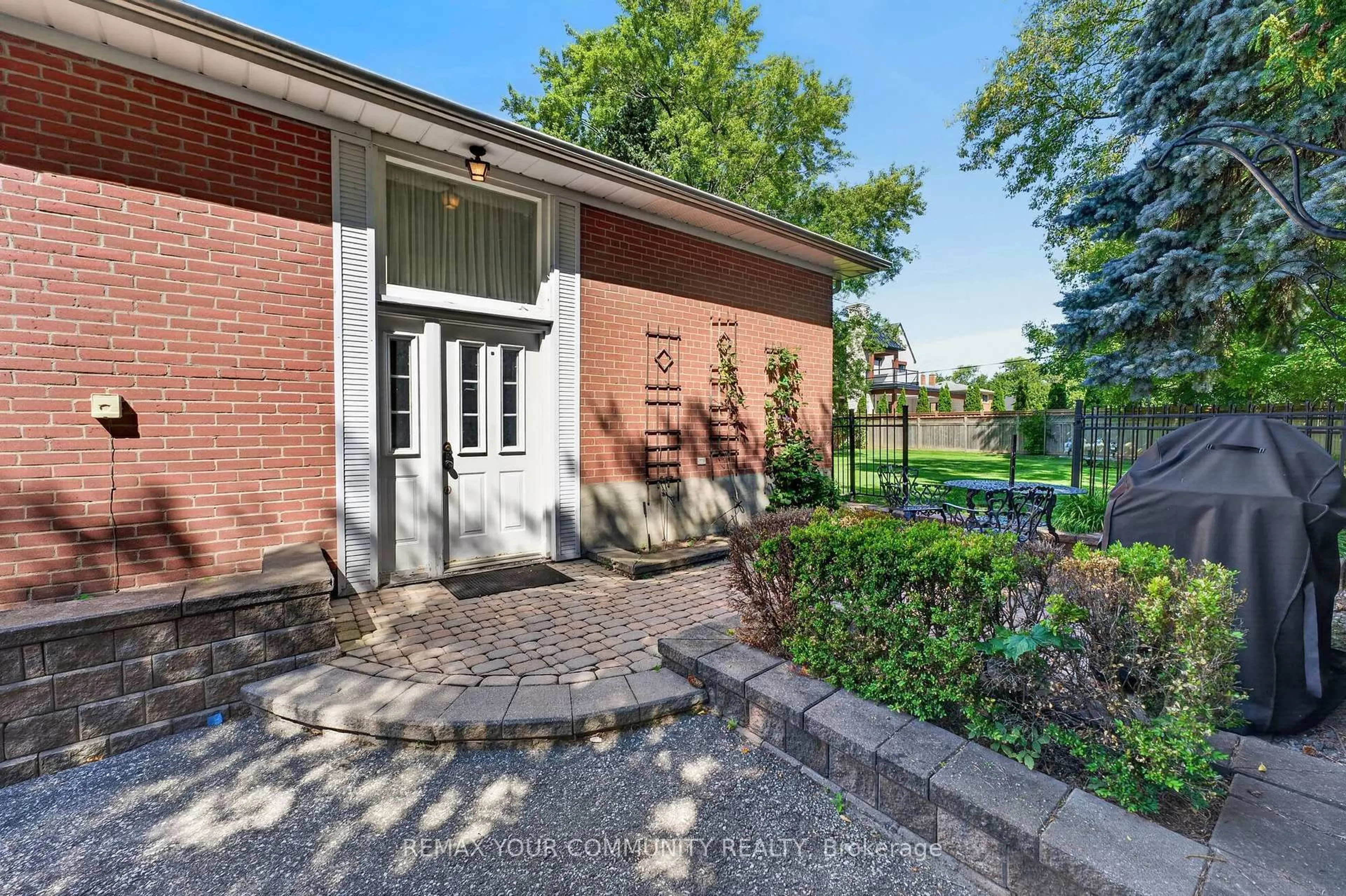 Home with brick exterior material, street for 154 Hollingsworth Dr, King Ontario L7B 1G8