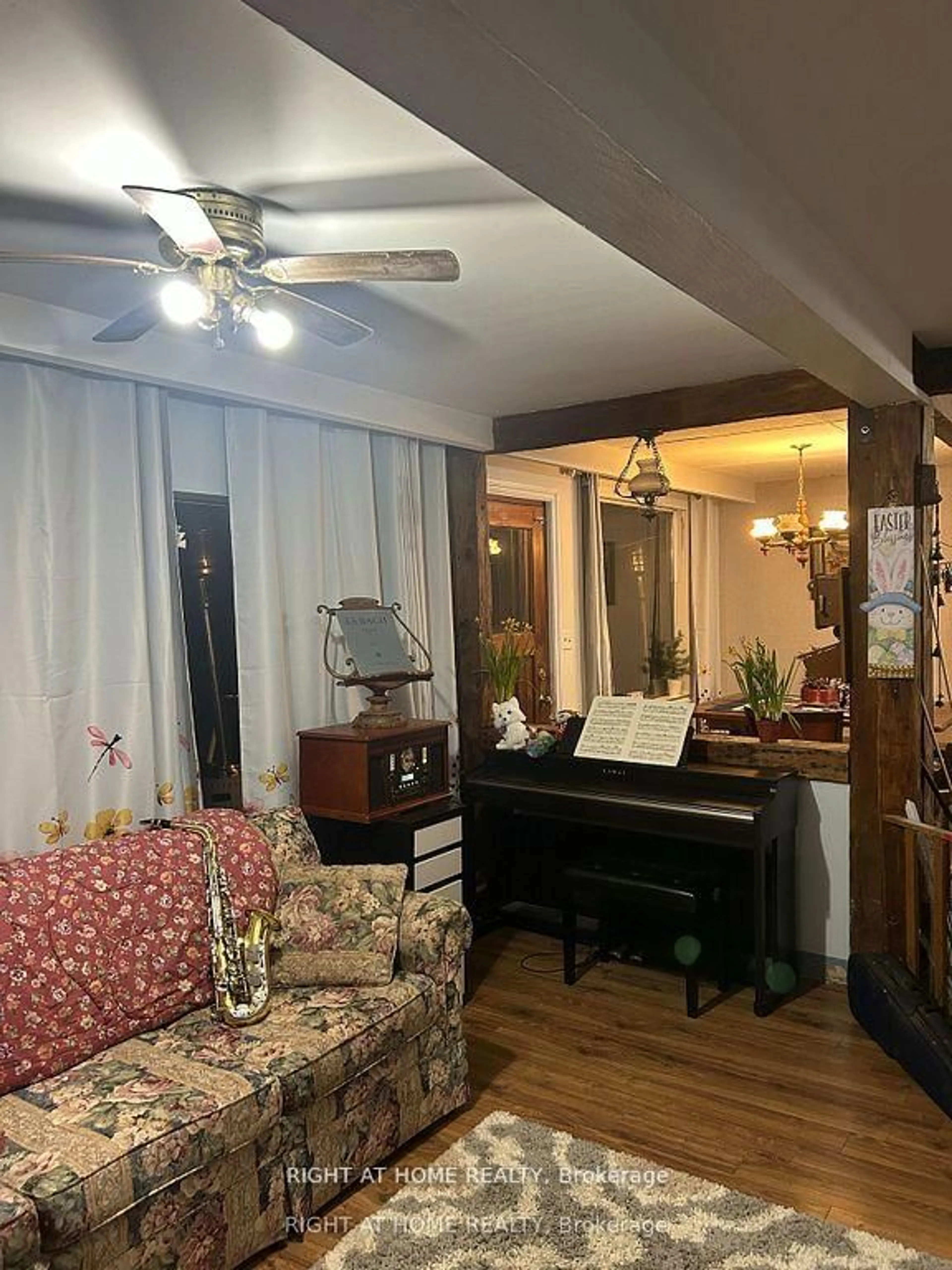 Living room with furniture, wood/laminate floor for 195 Lakeland Cres, Richmond Hill Ontario L4E 3A4