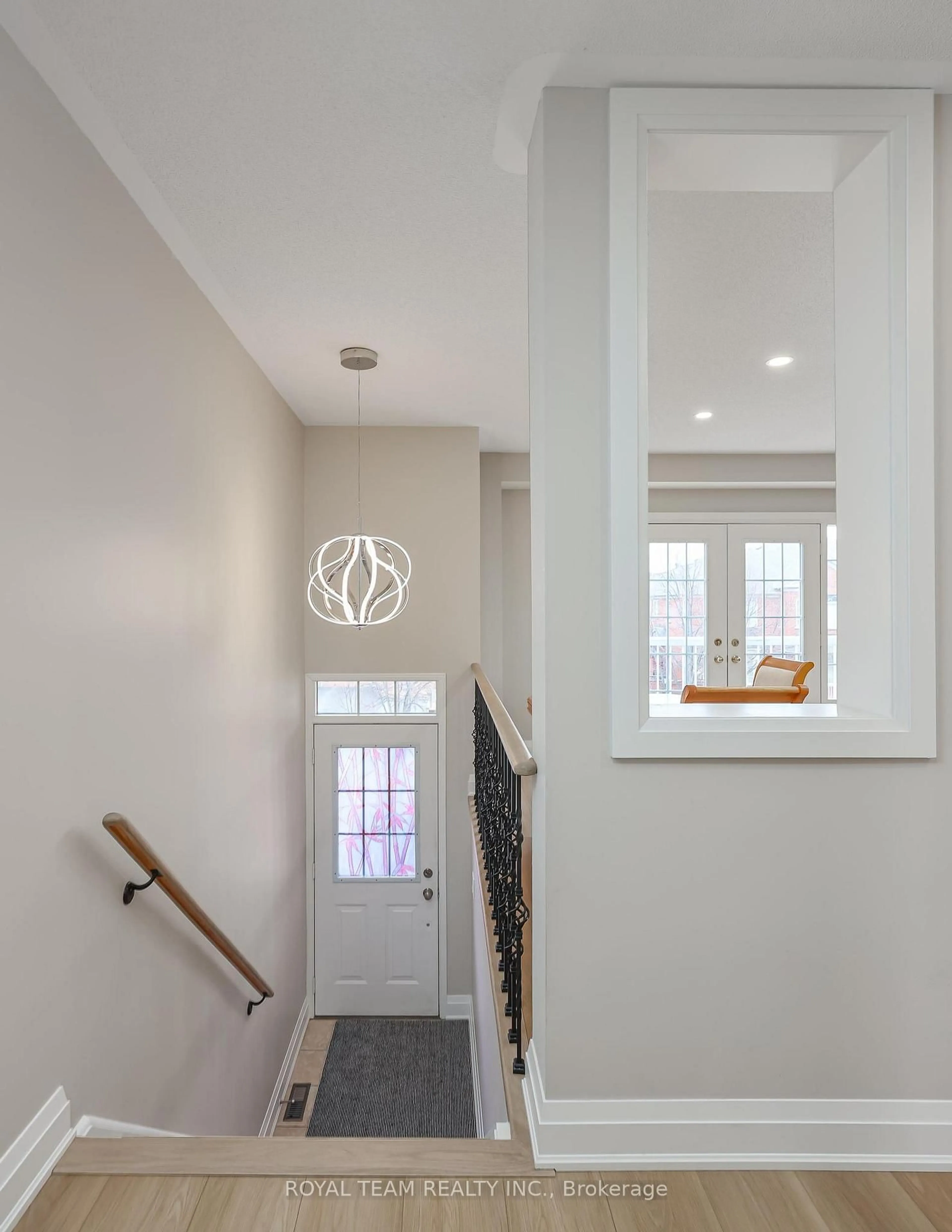 Indoor entryway for 11 Jarrett Crt, Vaughan Ontario L6A 3W4