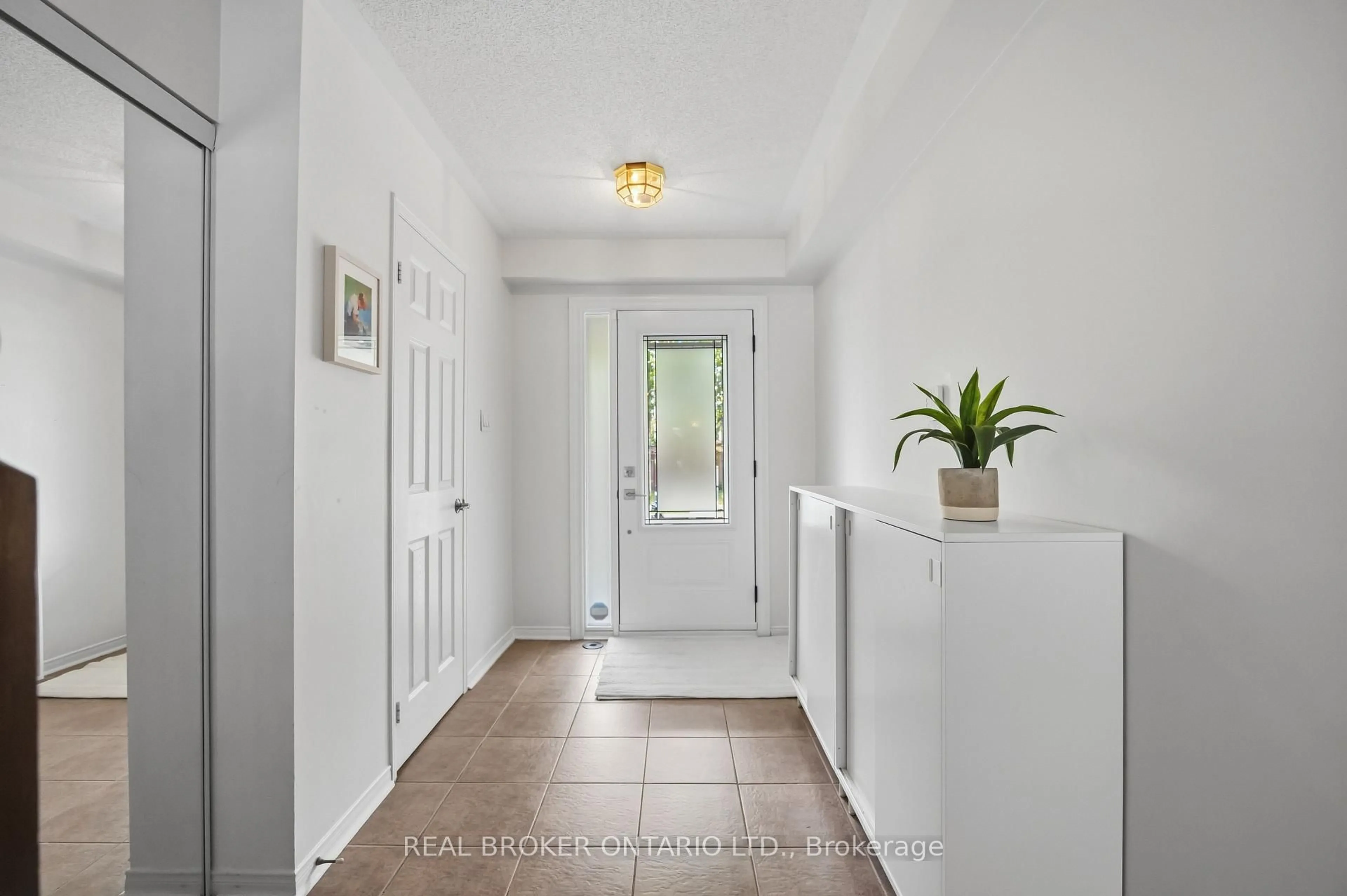 Indoor entryway for 86 Coleridge Dr, Newmarket Ontario L3X 2T5