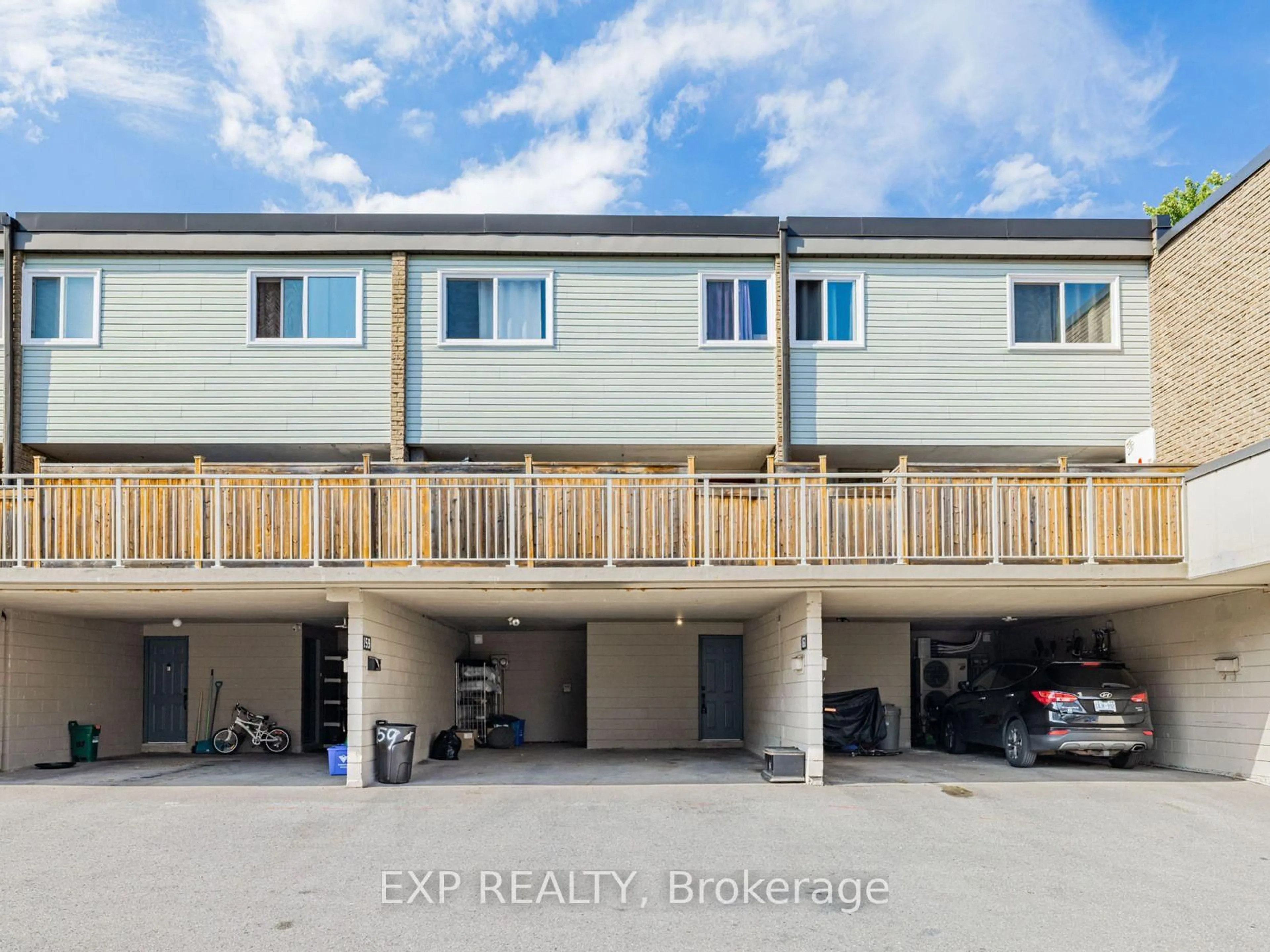 A pic from outside/outdoor area/front of a property/back of a property/a pic from drone, unknown for 257 Milestone Cres #95, Aurora Ontario L4G 3M2