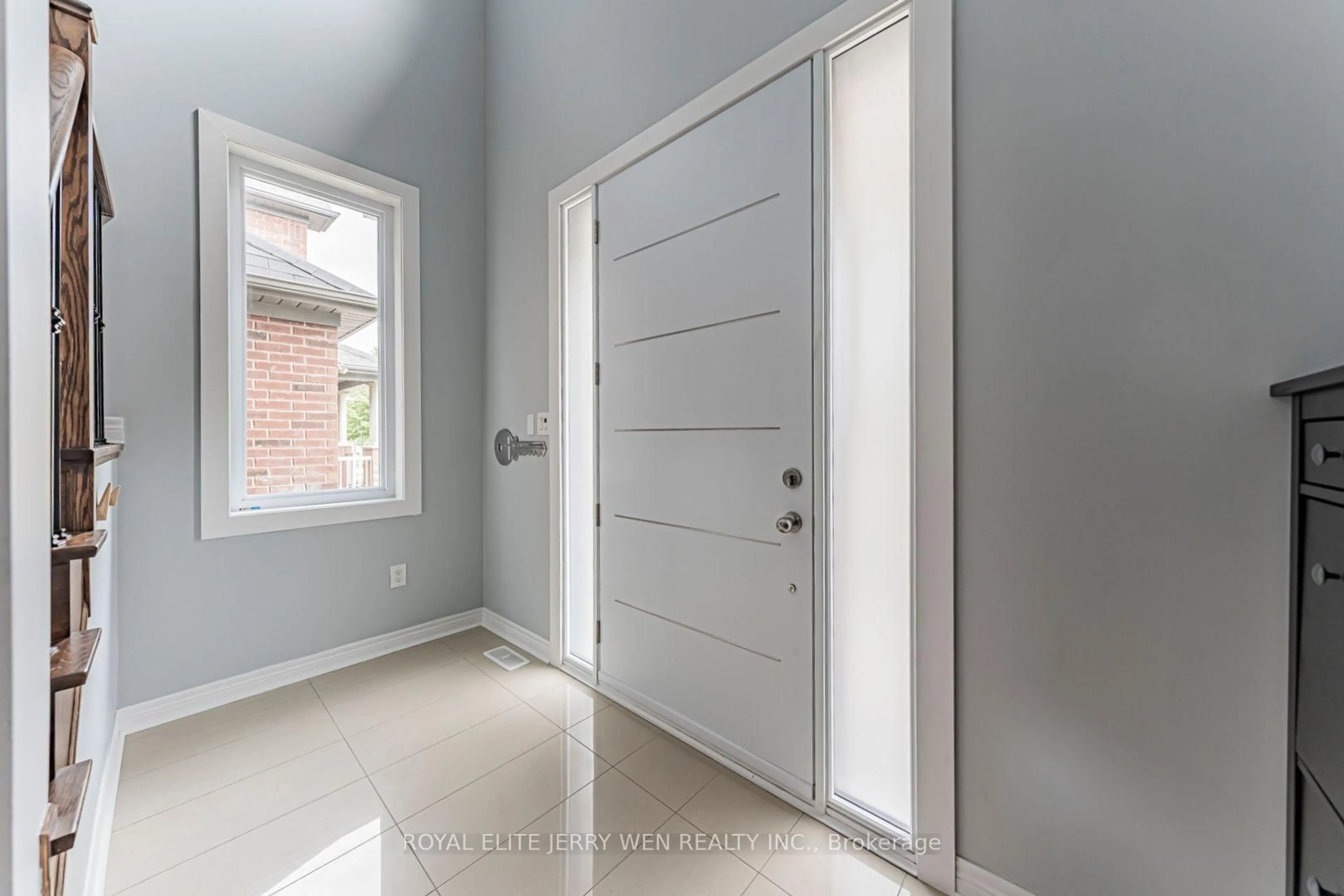 Indoor entryway for 176 District Ave, Vaughan Ontario L6A 0Y3
