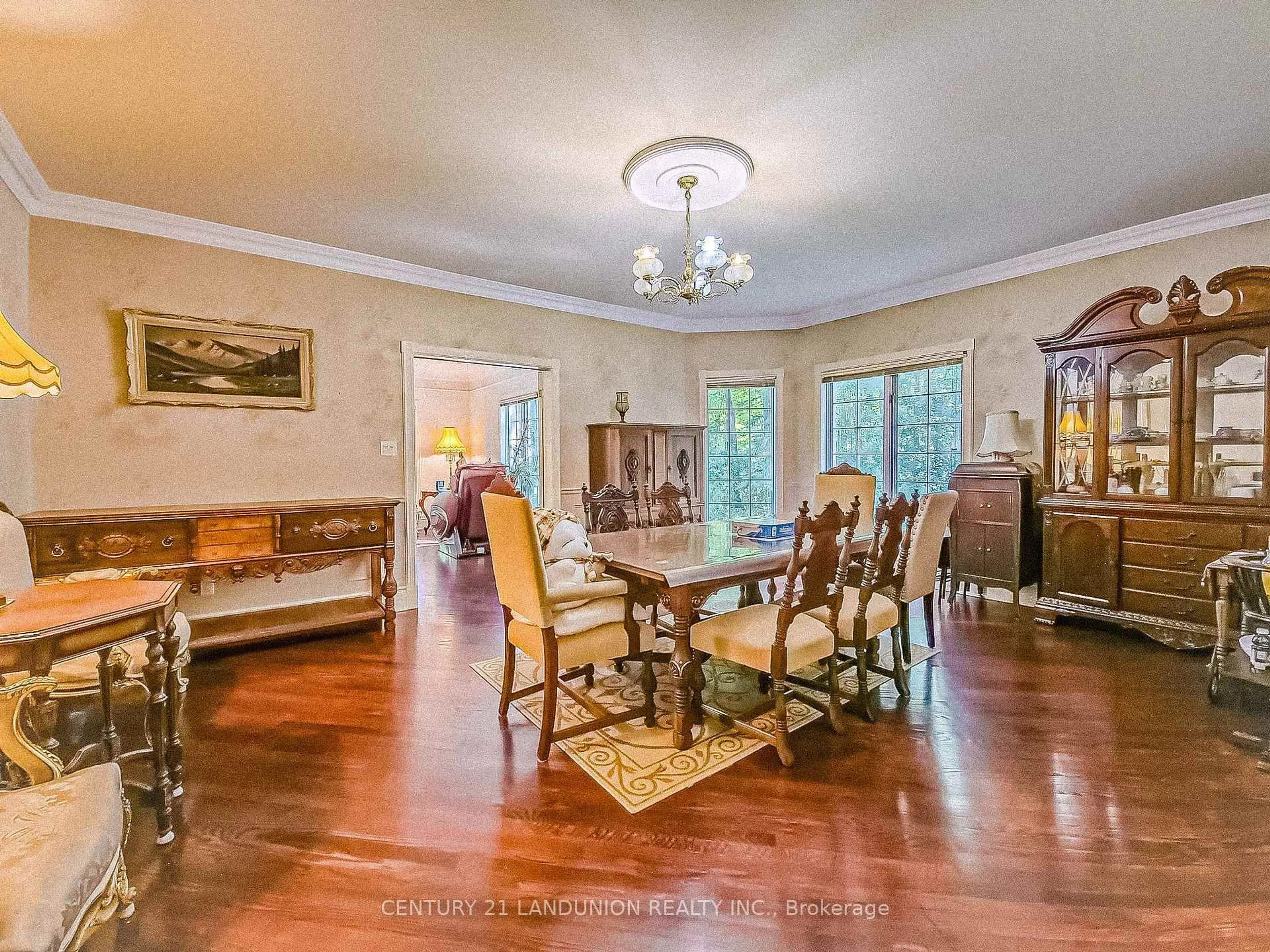 Dining room, wood/laminate floor for 2 Heron Tr, Whitchurch-Stouffville Ontario L3Y 4W1