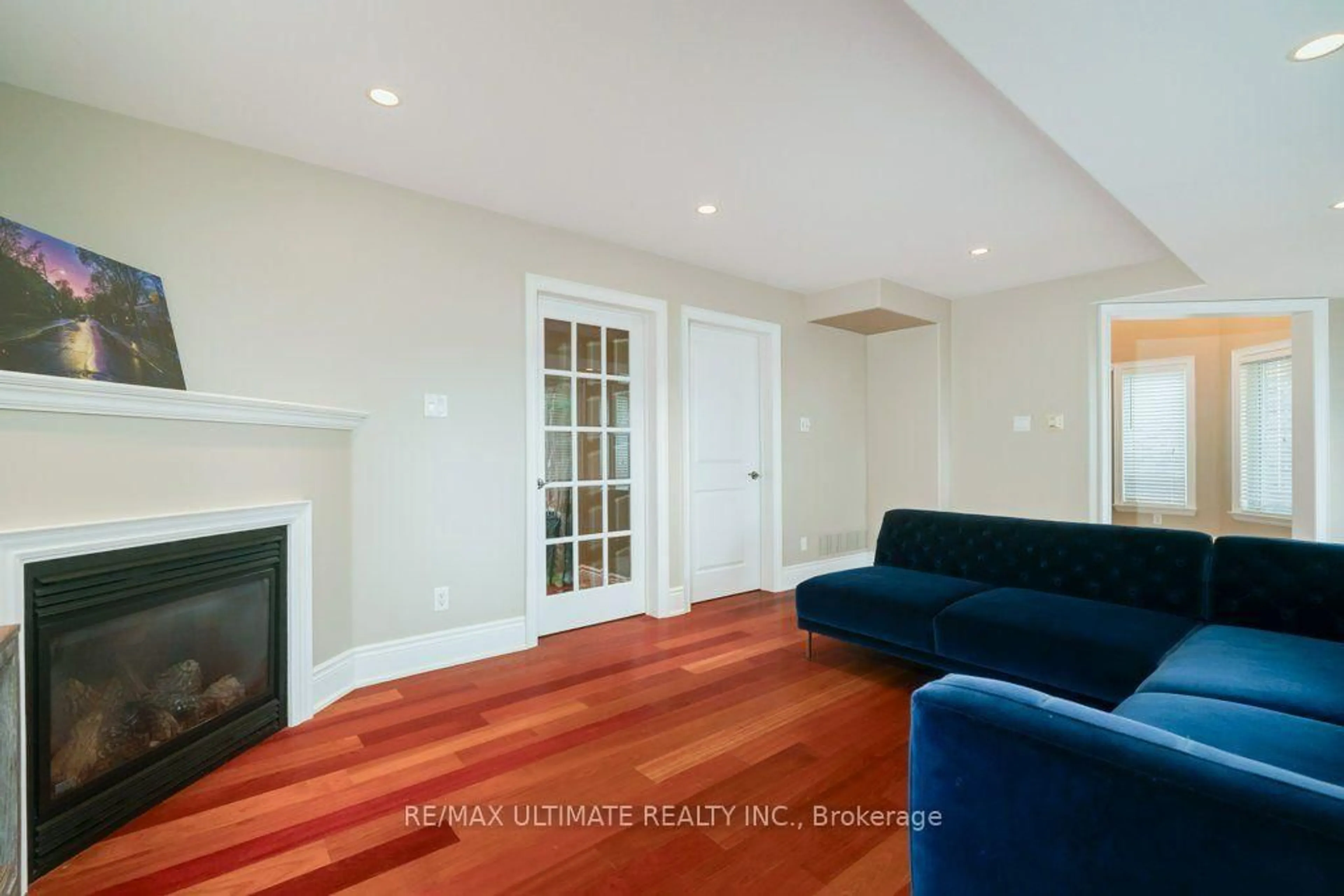 Living room with furniture, wood/laminate floor for 5737 Lakeshore Rd, Whitchurch-Stouffville Ontario L4A 7X3