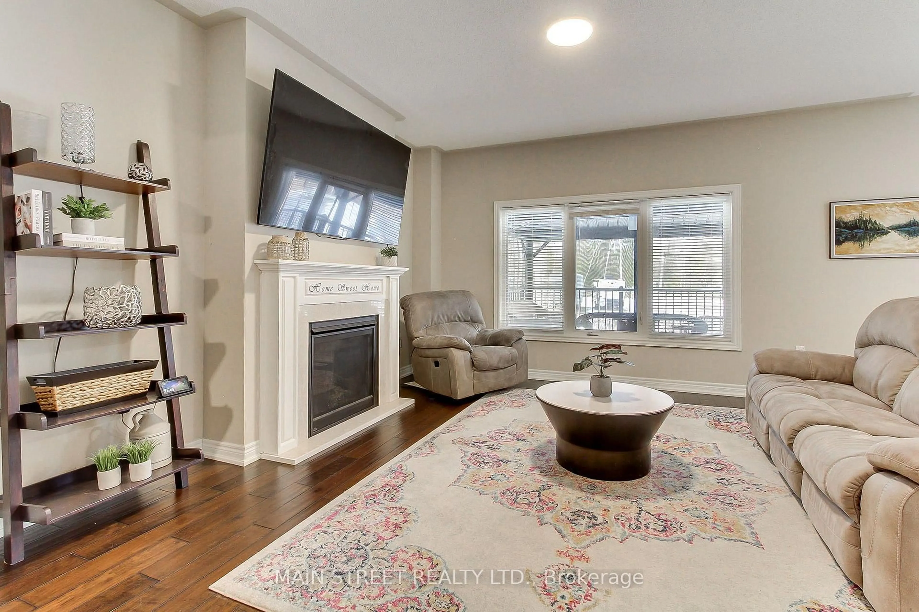 Living room with furniture, unknown for 42 Prosser Cres, Georgina Ontario L0E 1R0