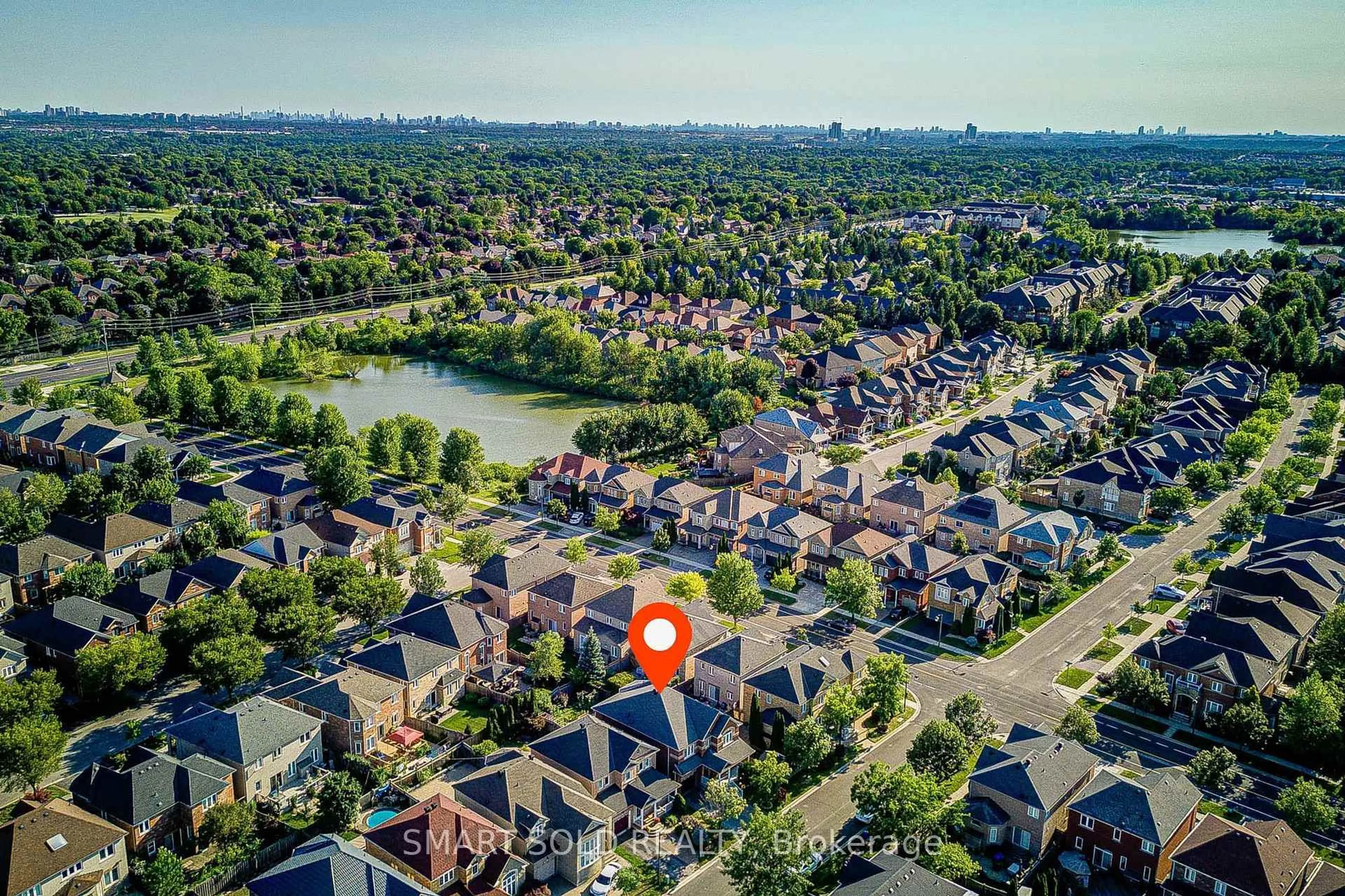 A pic from outside/outdoor area/front of a property/back of a property/a pic from drone, unknown for 39 Victoria Wood Ave, Markham Ontario L6E 1K2