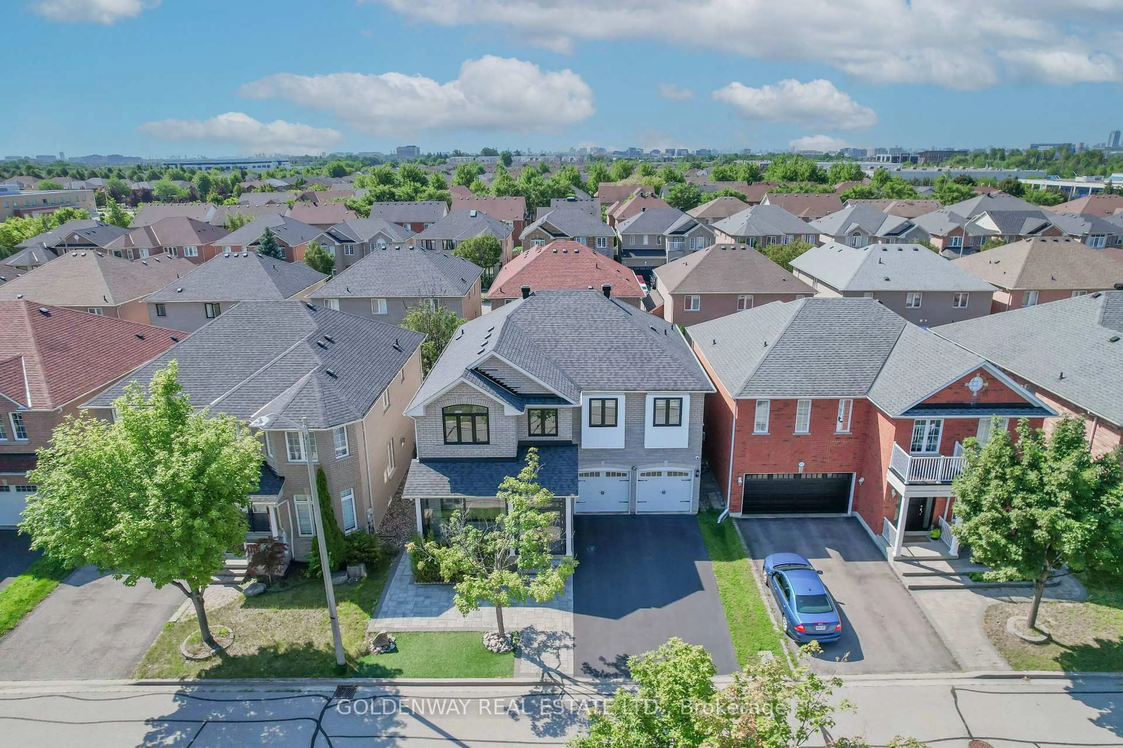 A pic from outside/outdoor area/front of a property/back of a property/a pic from drone, street for 19 Markshire Rd, Markham Ontario L6C 2Z6