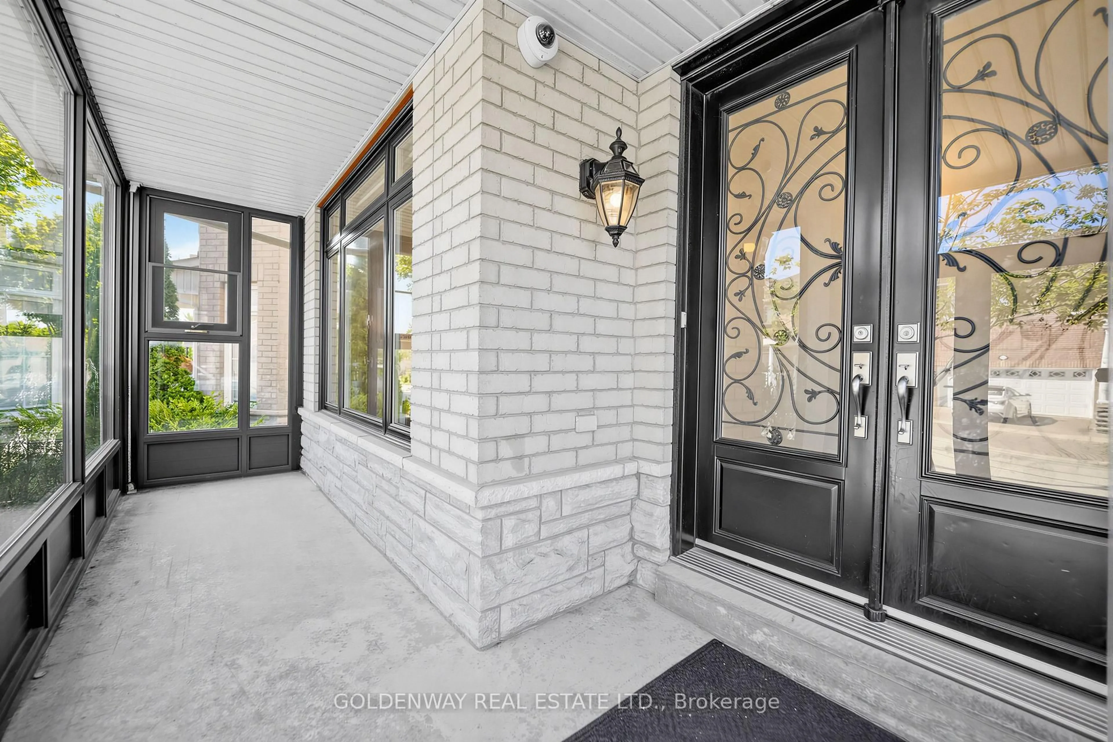 Indoor entryway for 19 Markshire Rd, Markham Ontario L6C 2Z6