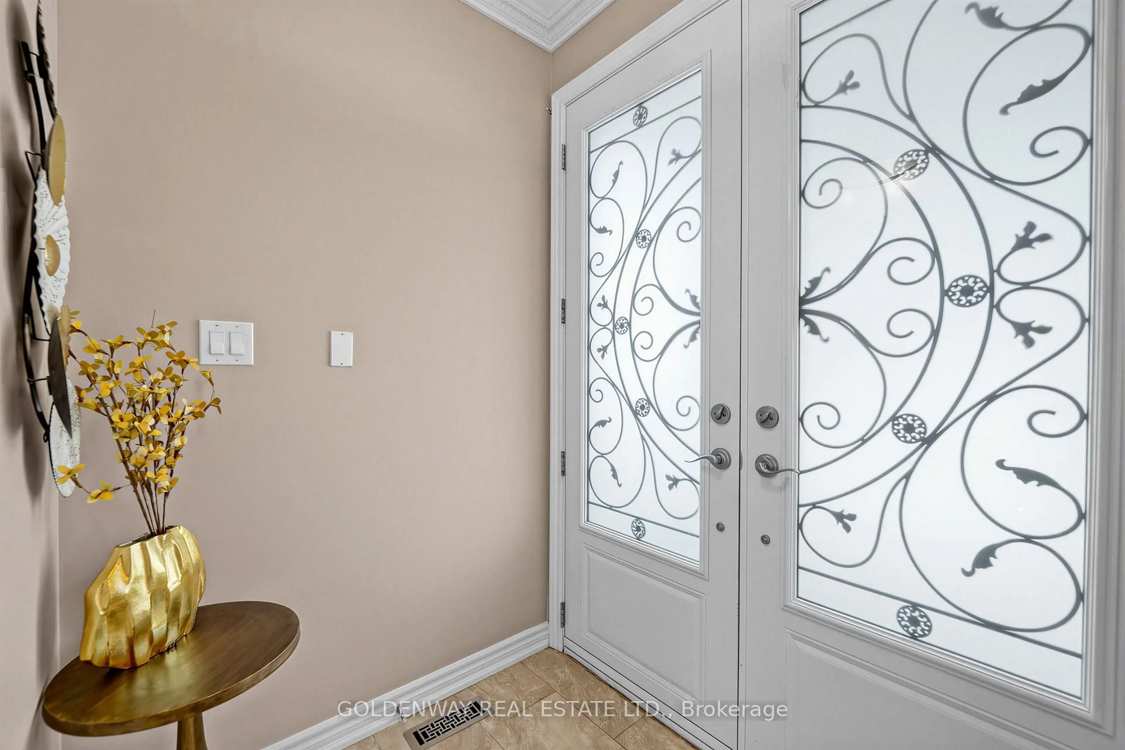 Indoor entryway for 19 Markshire Rd, Markham Ontario L6C 2Z6
