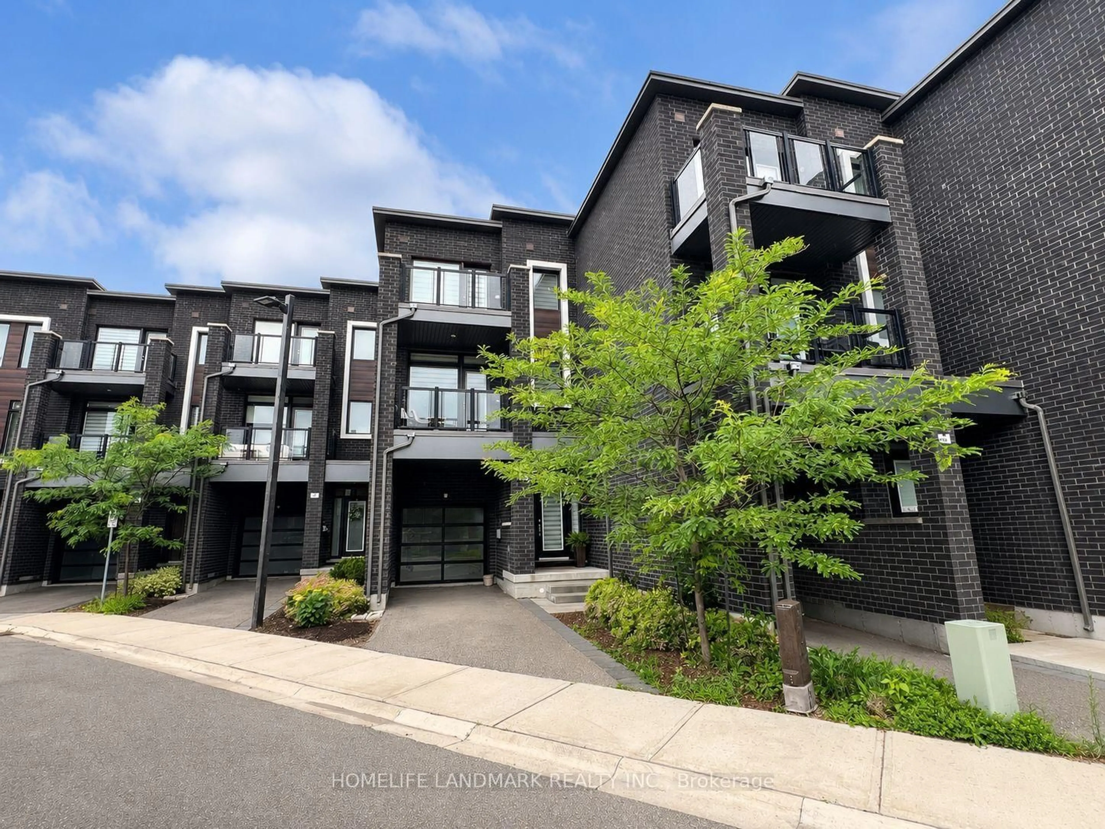 A pic from outside/outdoor area/front of a property/back of a property/a pic from drone, street for 34 Shatner Turnabout, Vaughan Ontario L4L 0M4