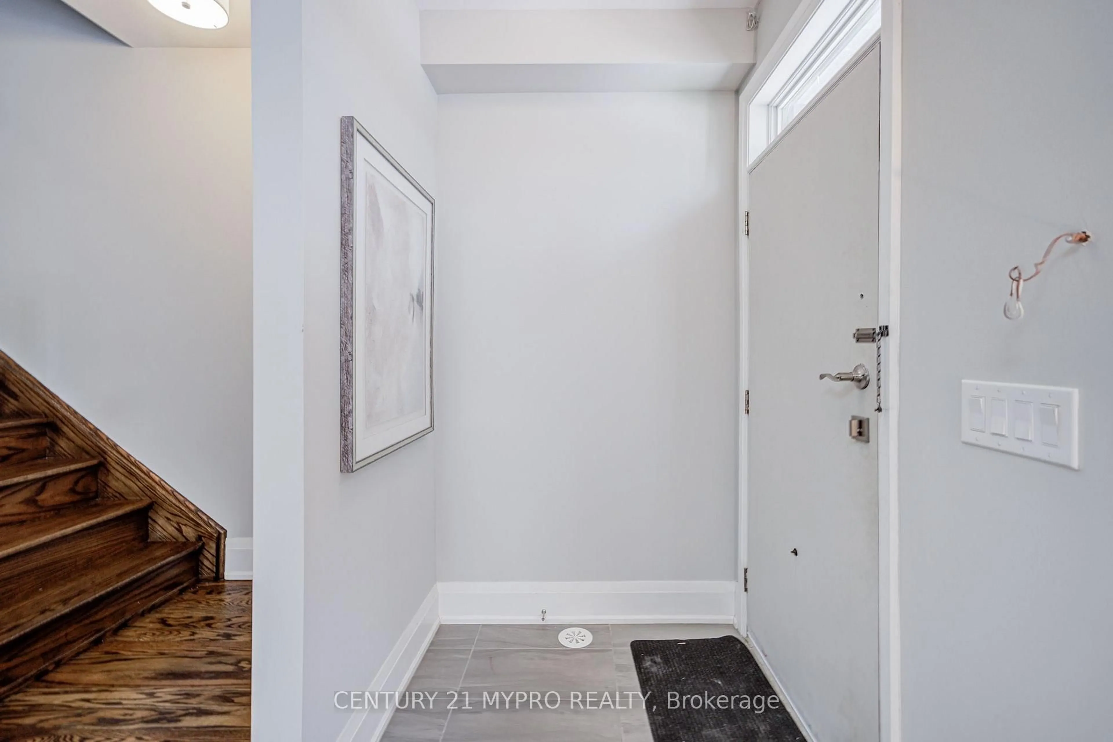 Indoor entryway for 392 Highway 7 Rd #TH3, Richmond Hill Ontario L3B 0G5