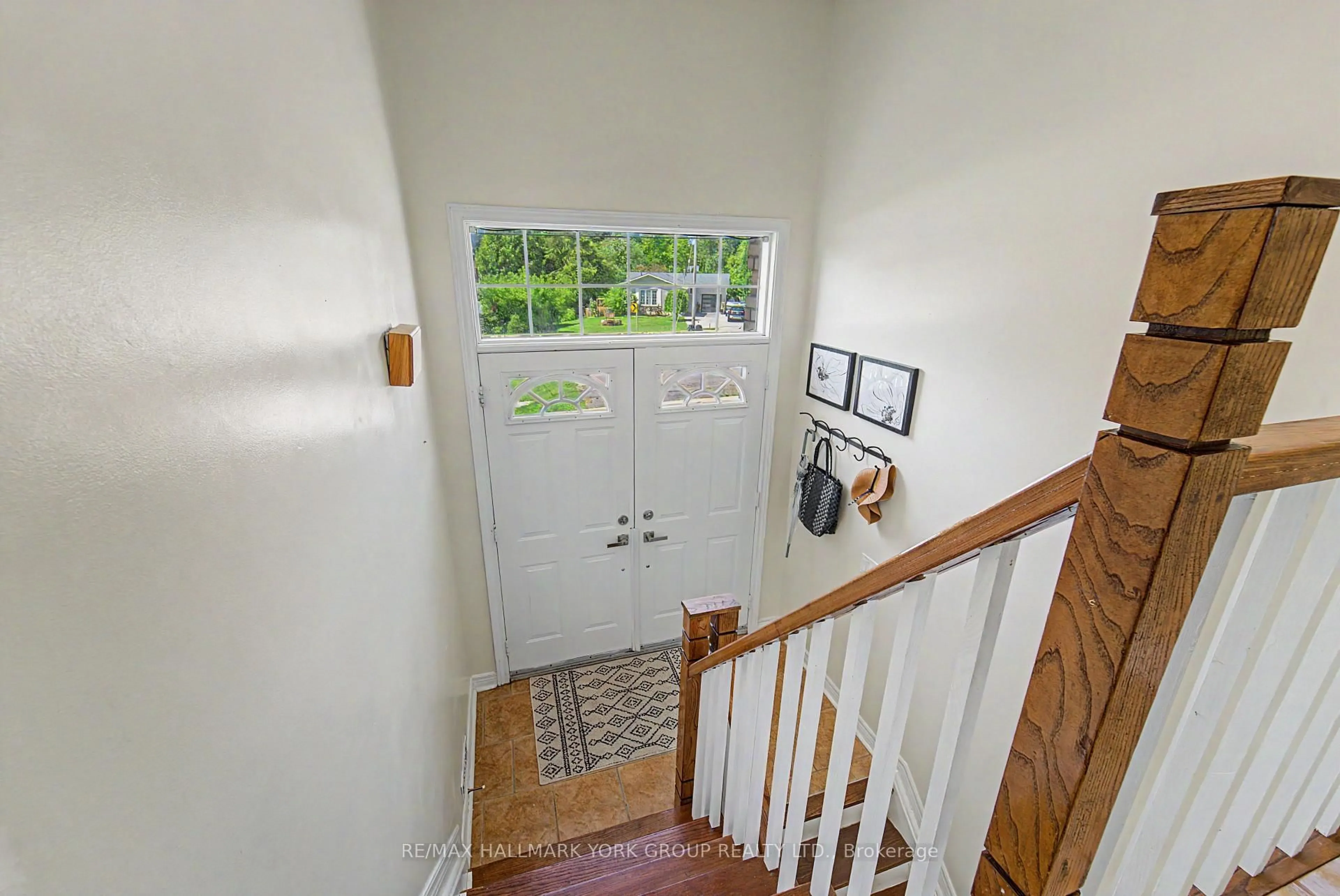 Indoor entryway for 89 Metro Rd, Georgina Ontario L4P 3W9