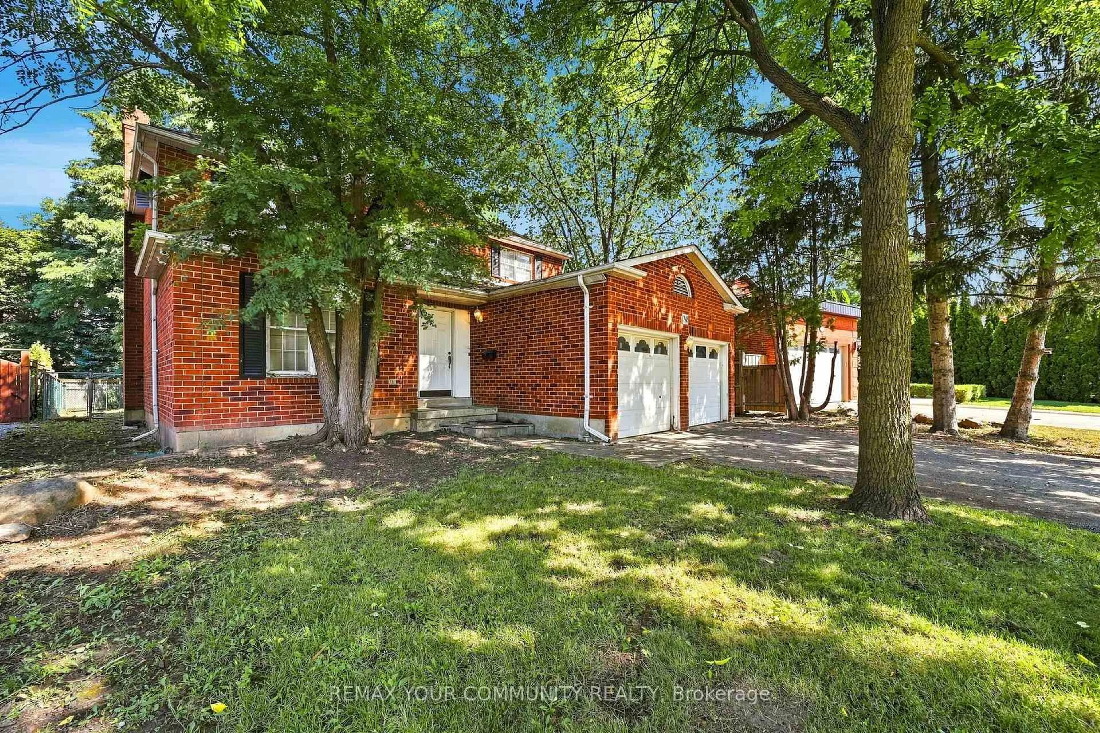 A pic from outside/outdoor area/front of a property/back of a property/a pic from drone, street for 34A Claridge Dr, Richmond Hill Ontario L4C 6H3