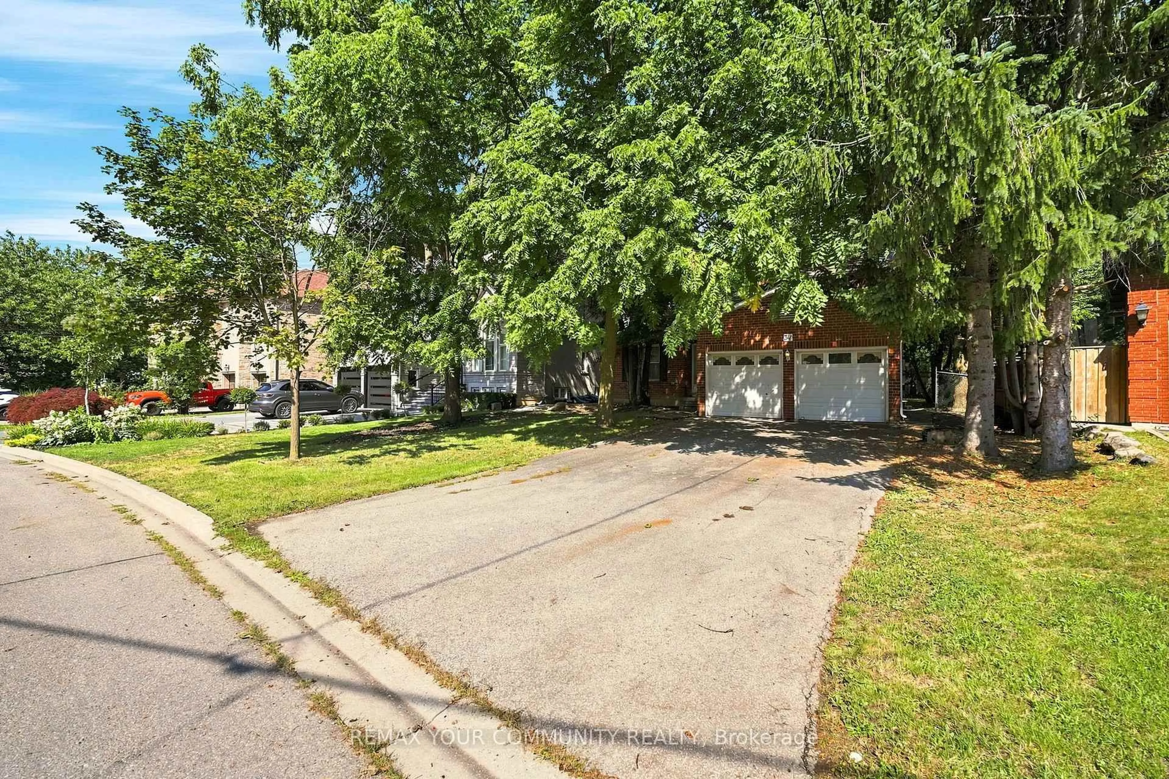A pic from outside/outdoor area/front of a property/back of a property/a pic from drone, street for 34A Claridge Dr, Richmond Hill Ontario L4C 6H3