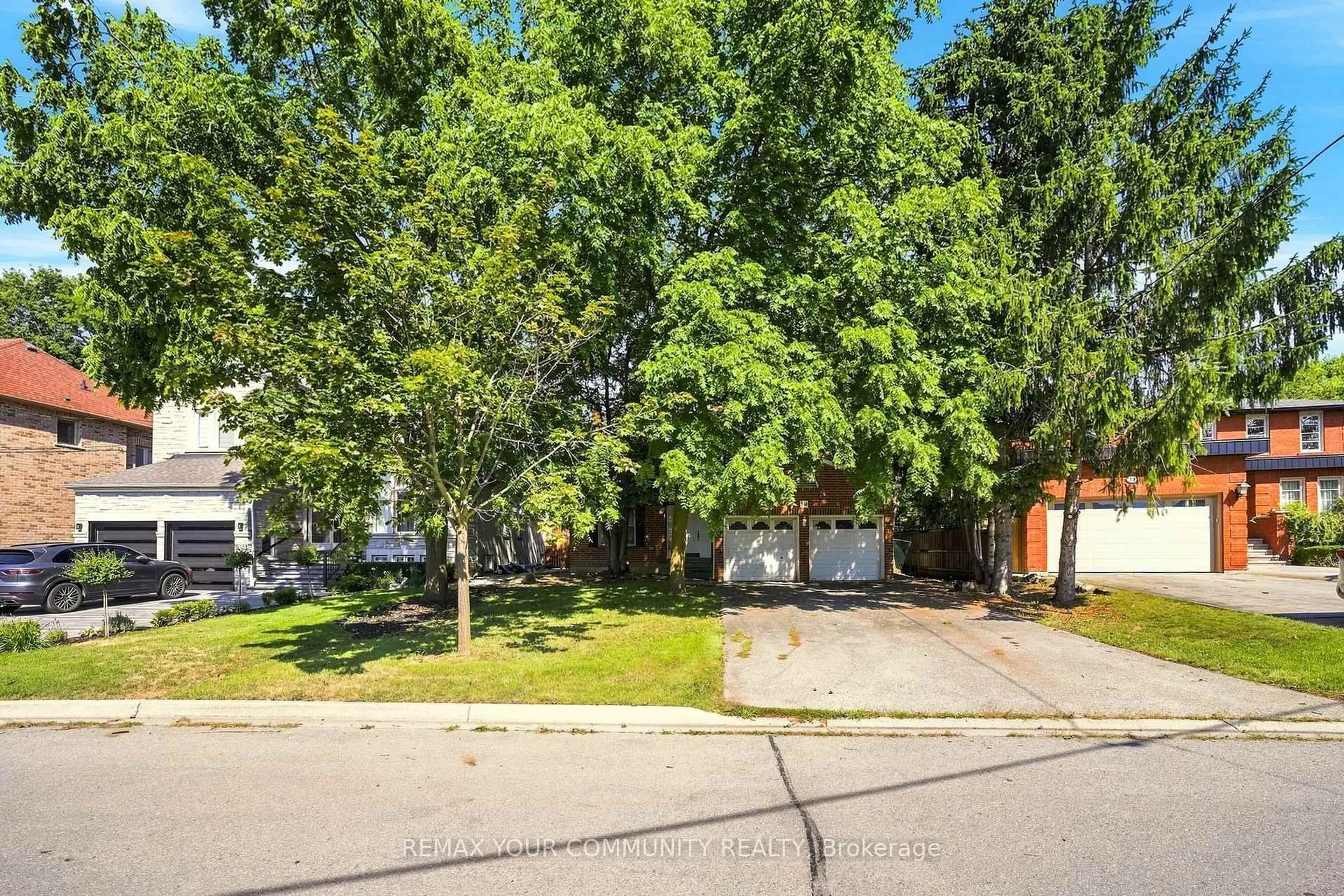 A pic from outside/outdoor area/front of a property/back of a property/a pic from drone, street for 34A Claridge Dr, Richmond Hill Ontario L4C 6H3