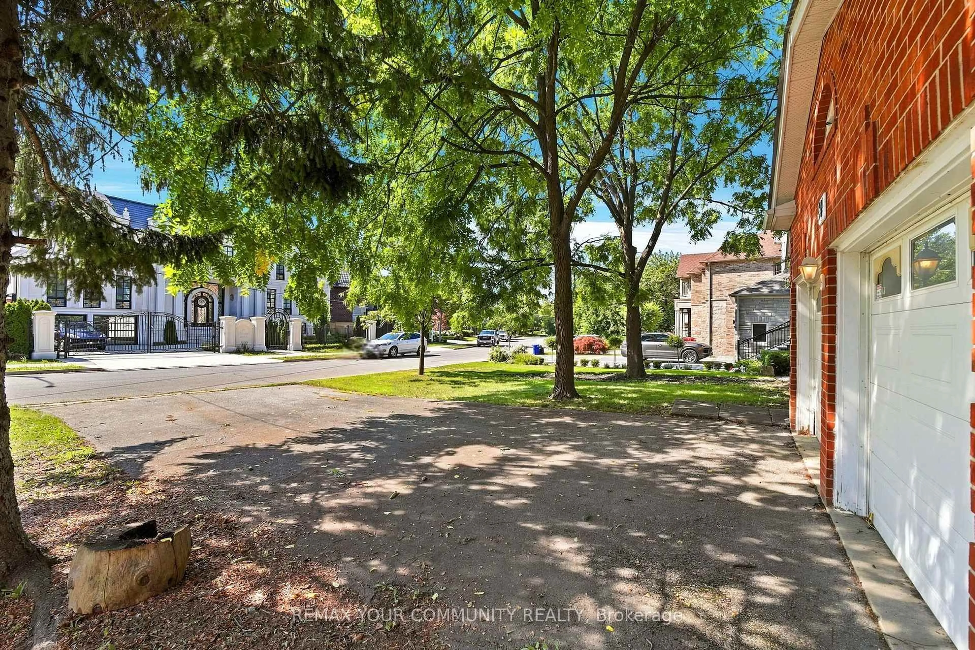 A pic from outside/outdoor area/front of a property/back of a property/a pic from drone, street for 34A Claridge Dr, Richmond Hill Ontario L4C 6H3