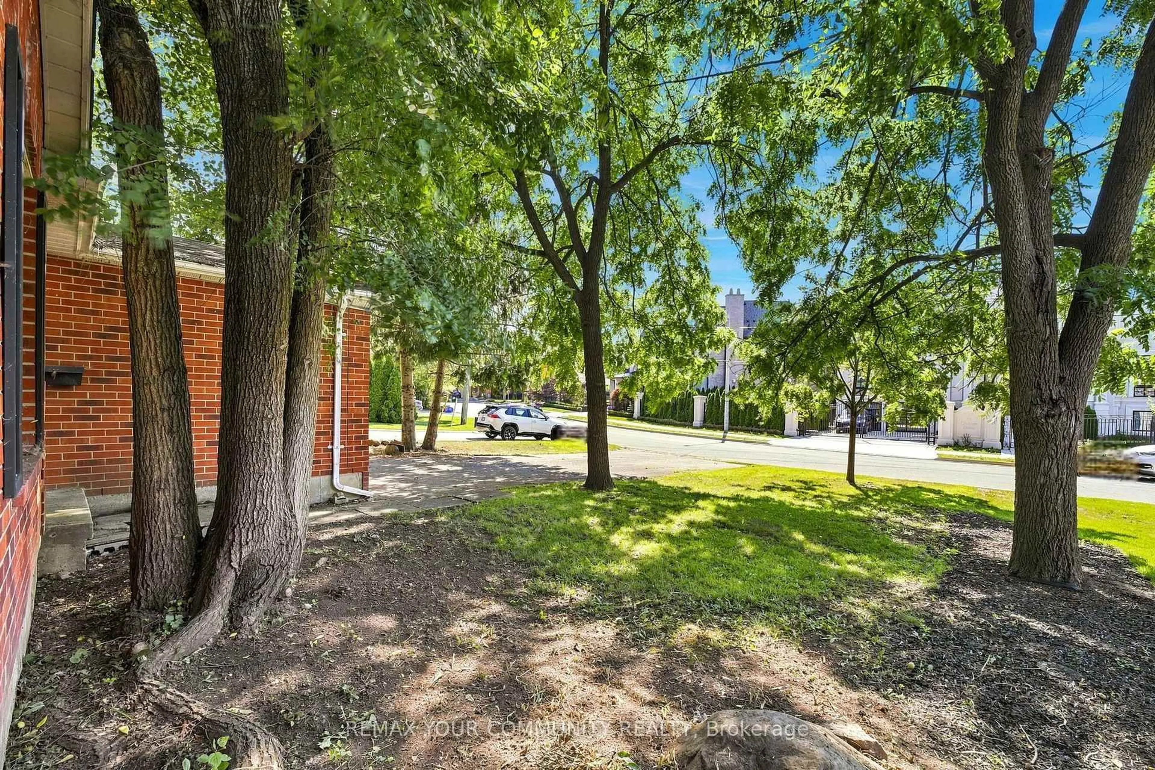 A pic from outside/outdoor area/front of a property/back of a property/a pic from drone, street for 34A Claridge Dr, Richmond Hill Ontario L4C 6H3