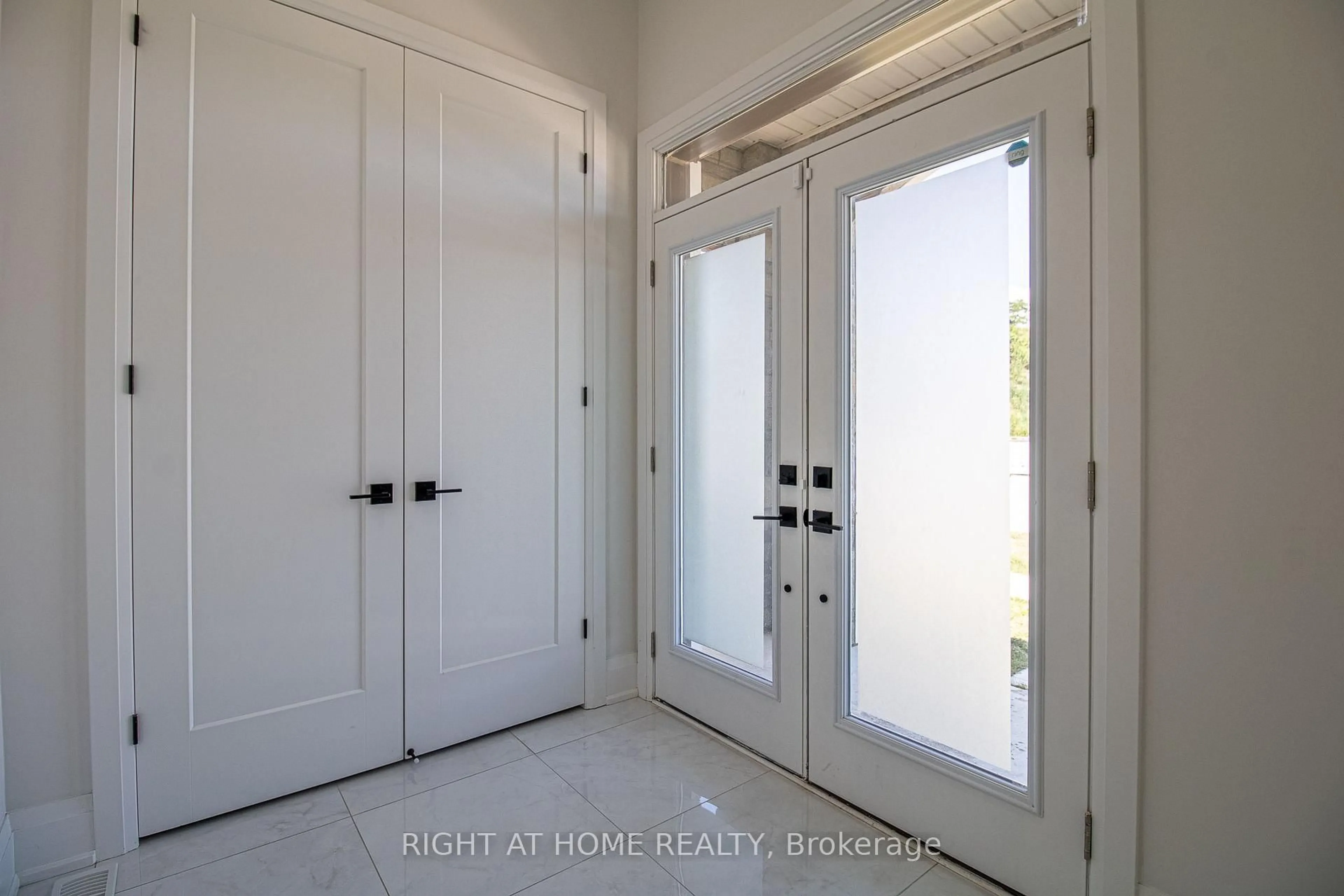 Indoor entryway for 43 Longworth Ave, Richmond Hill Ontario L4E 1J2