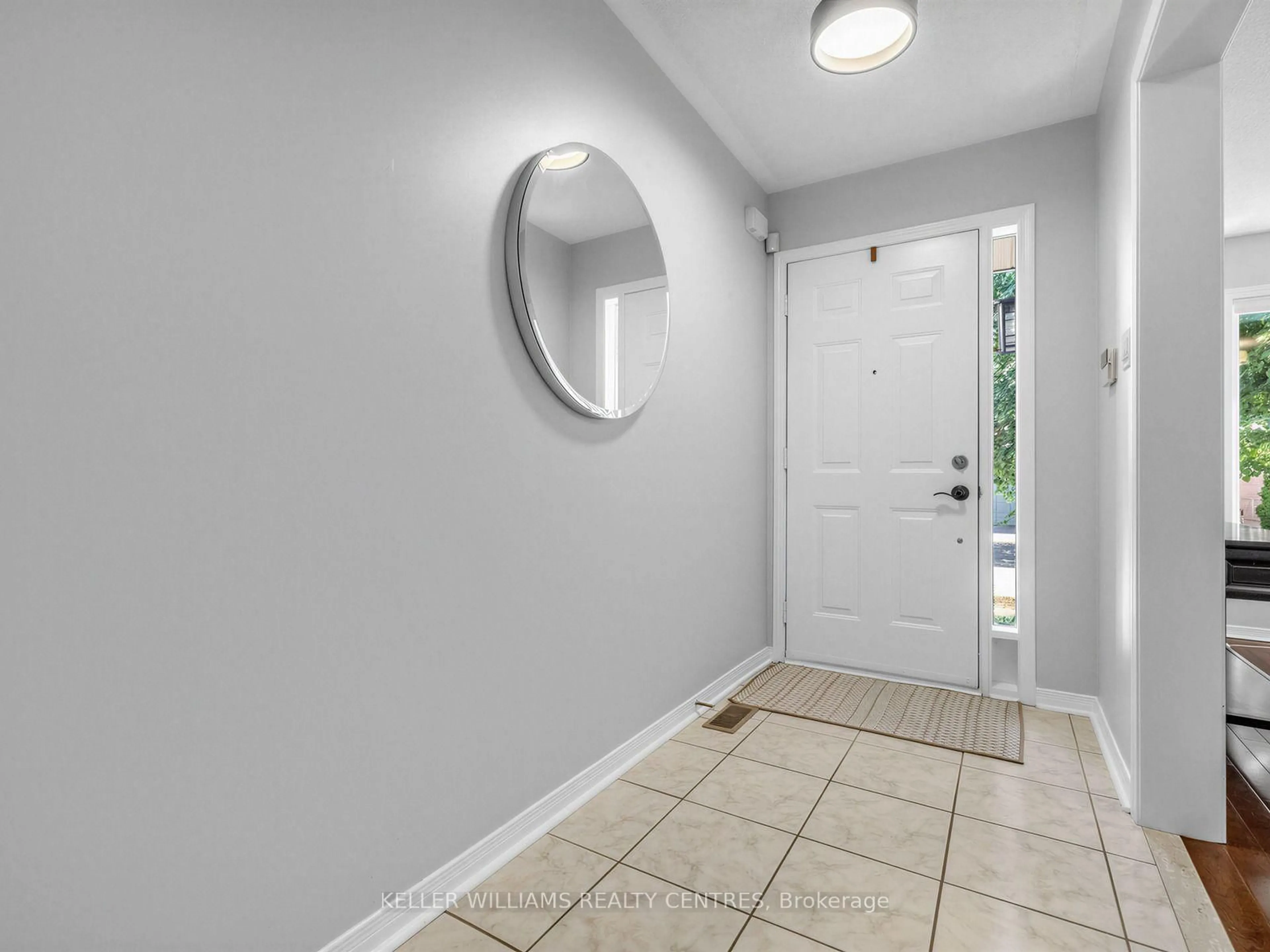 Indoor entryway for 174 Flagstone Way, Newmarket Ontario L3X 2Z7