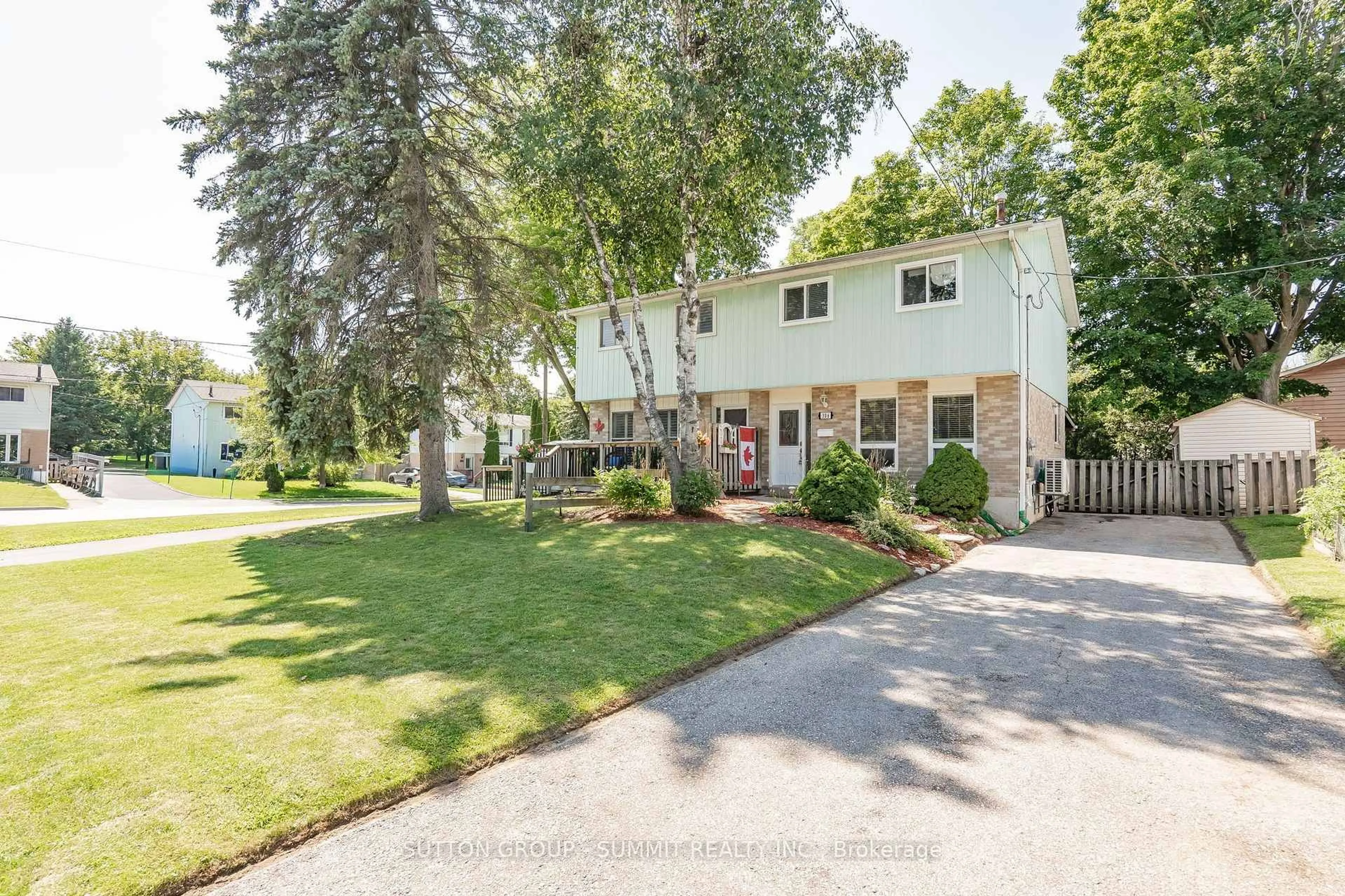 A pic from outside/outdoor area/front of a property/back of a property/a pic from drone, street for 306 OAKWOOD Crt, Newmarket Ontario L3Y 3C8