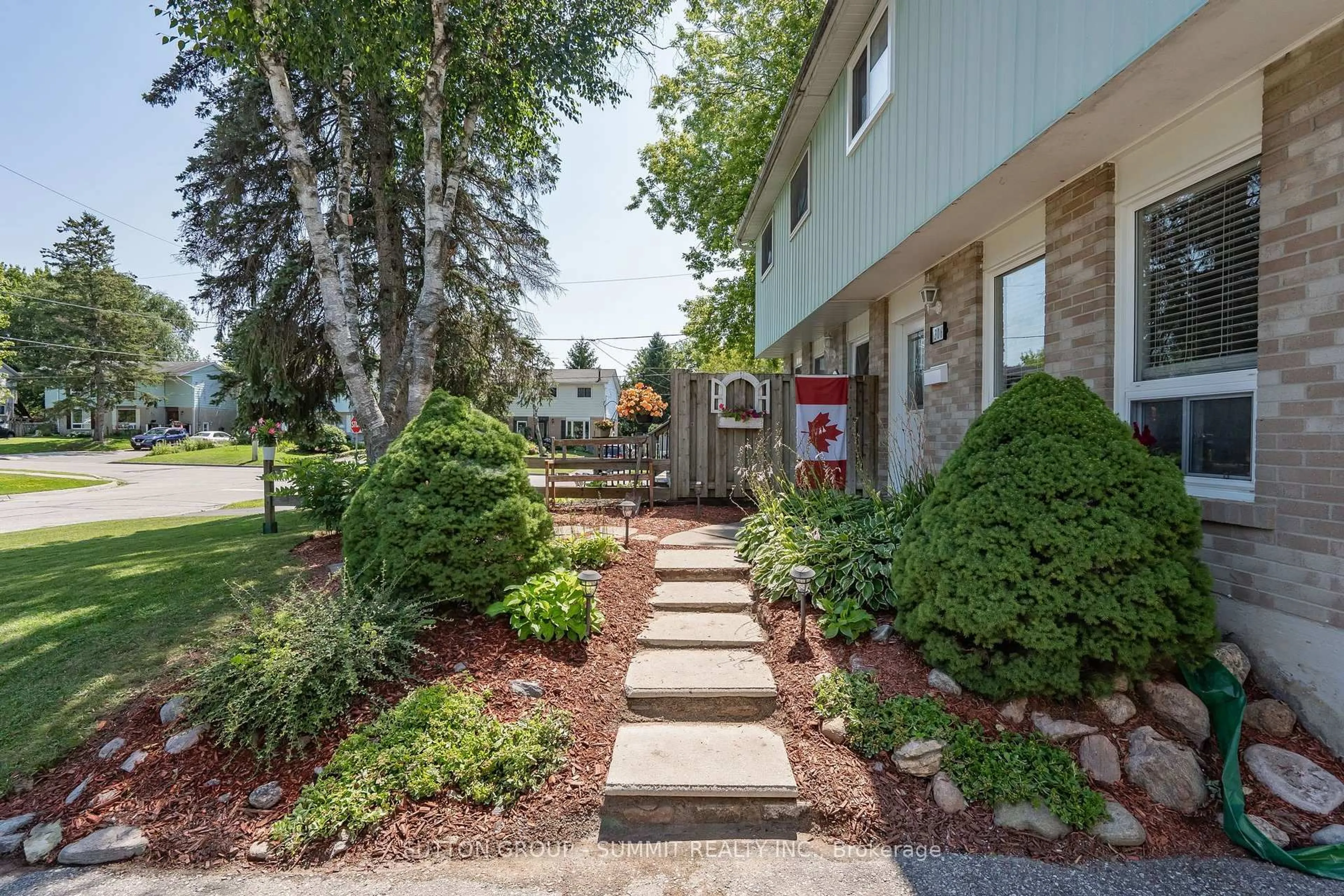 Patio, street for 306 OAKWOOD Crt, Newmarket Ontario L3Y 3C8