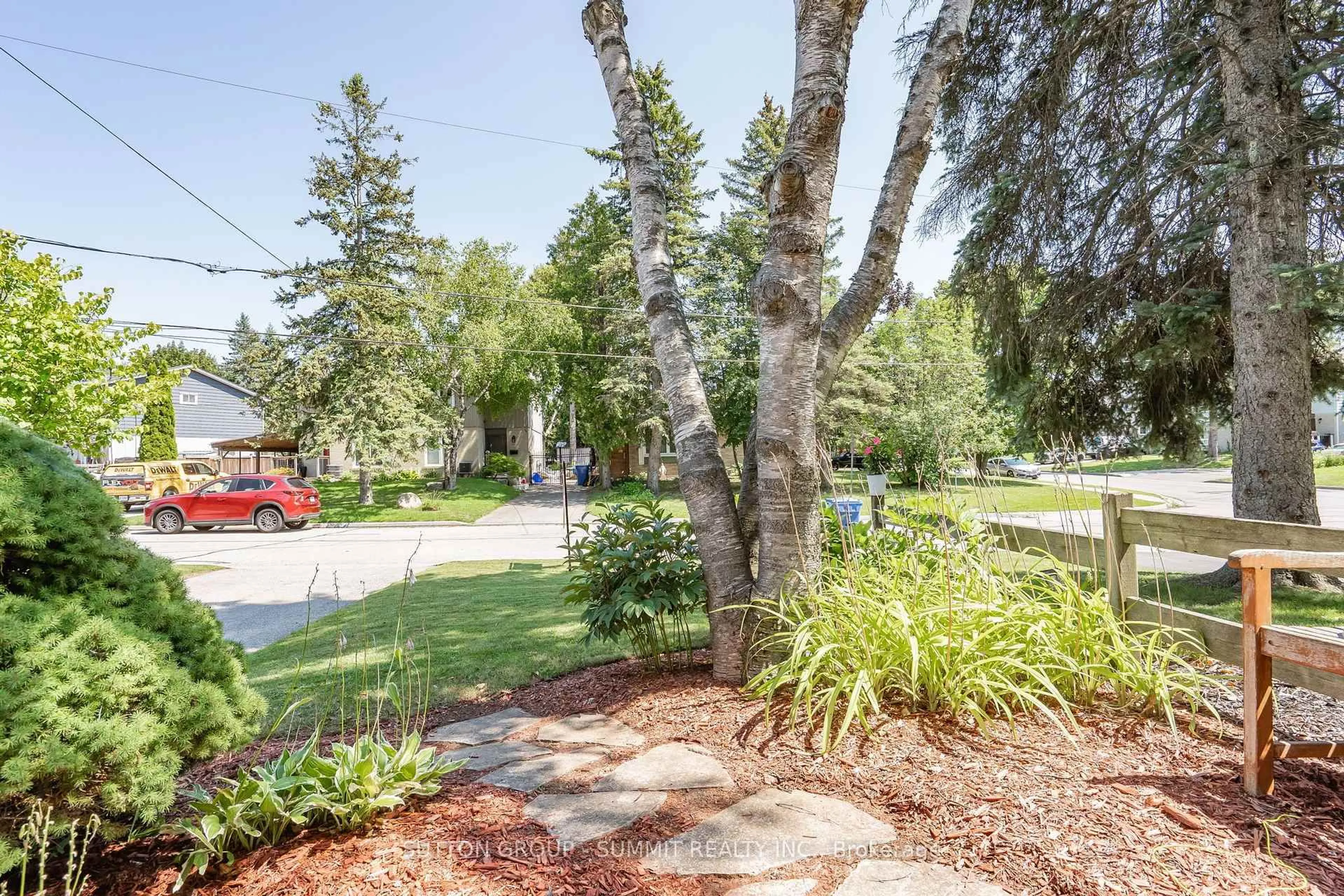 Patio, unknown for 306 OAKWOOD Crt, Newmarket Ontario L3Y 3C8