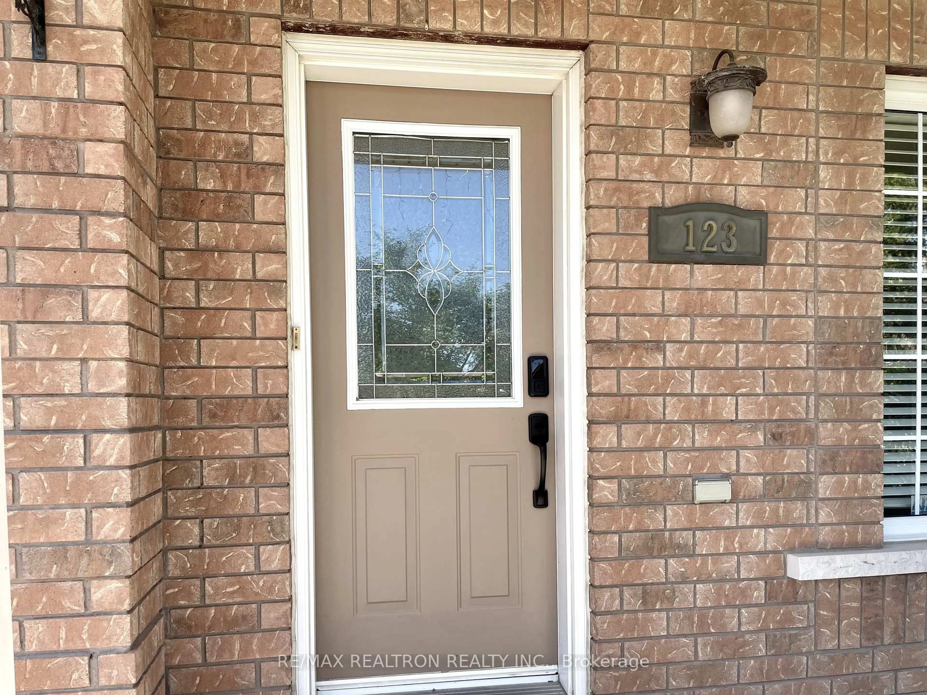 Indoor entryway for 123 Woodbury Cres, Newmarket Ontario L3X 2T3