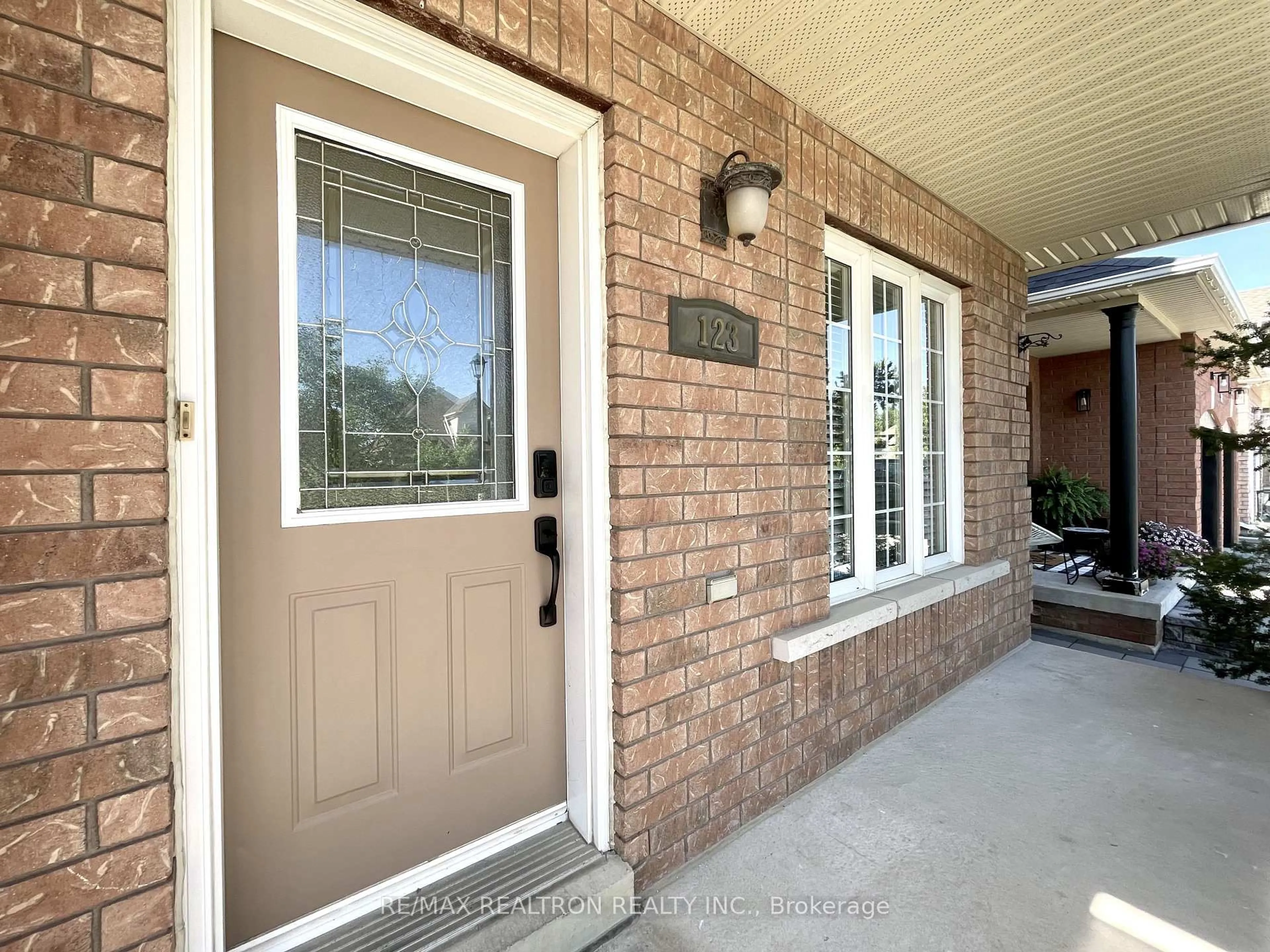 Home with brick exterior material, street for 123 Woodbury Cres, Newmarket Ontario L3X 2T3
