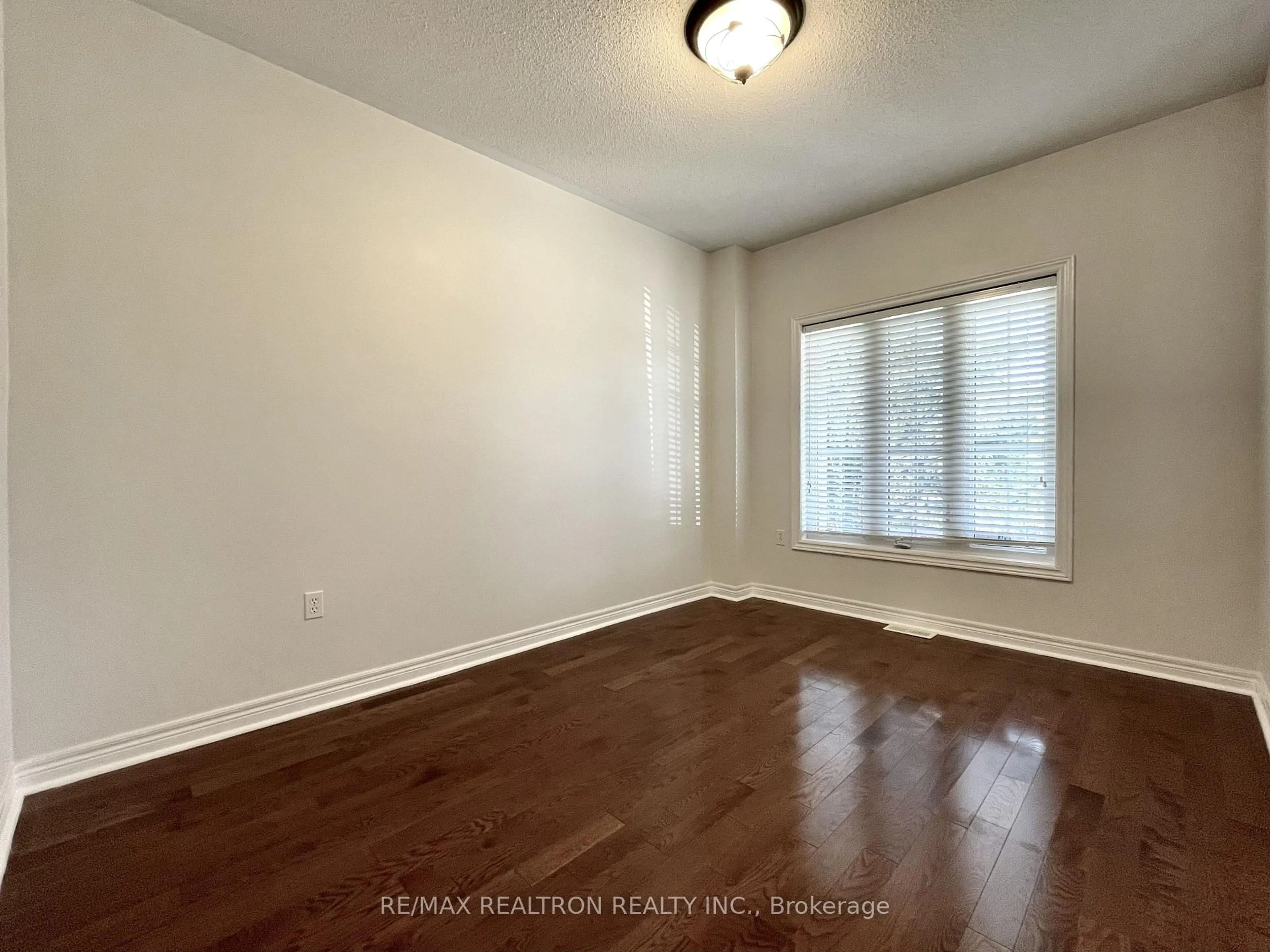 A pic of a room for 123 Woodbury Cres, Newmarket Ontario L3X 2T3
