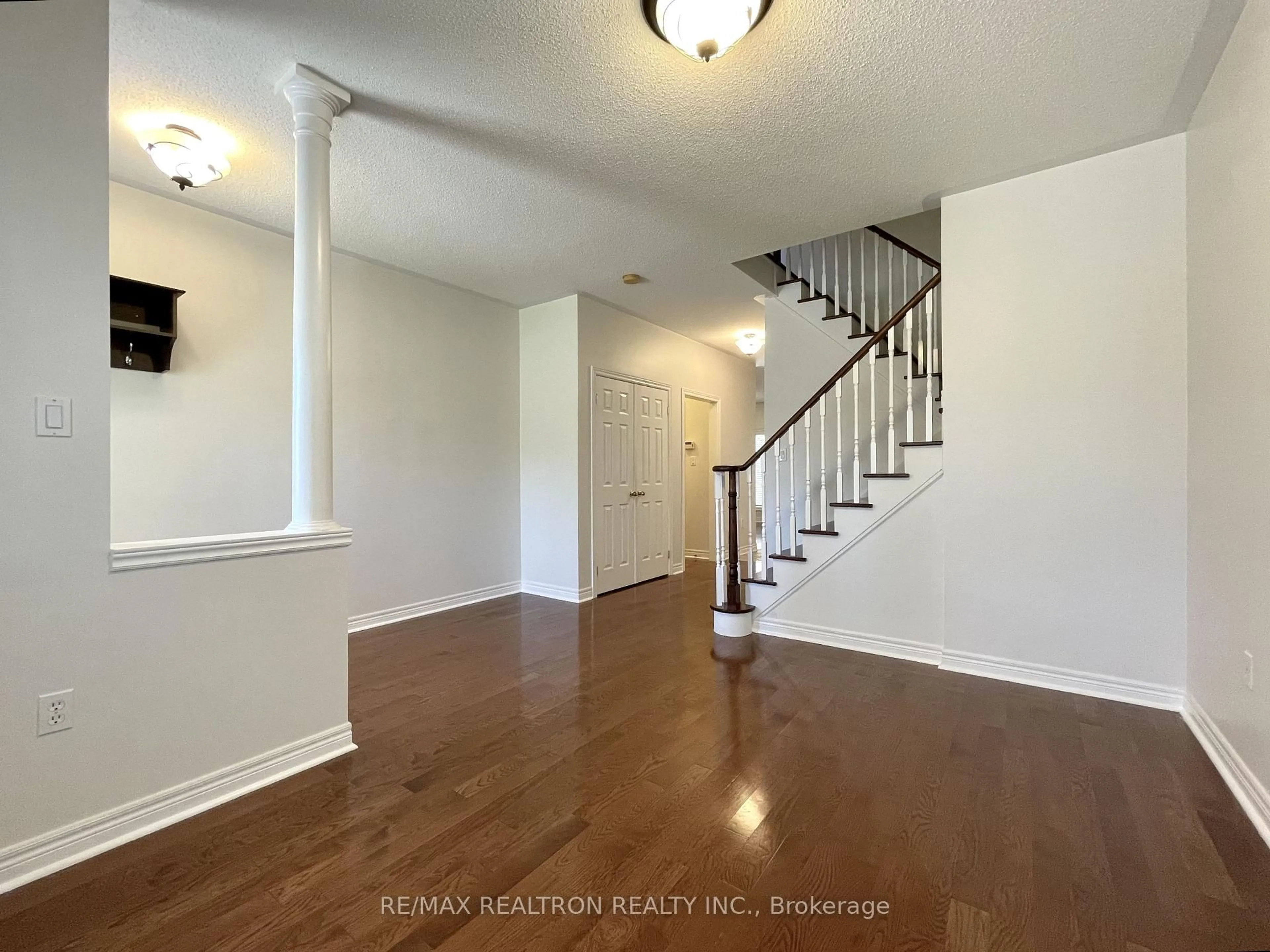 Unknown for 123 Woodbury Cres, Newmarket Ontario L3X 2T3