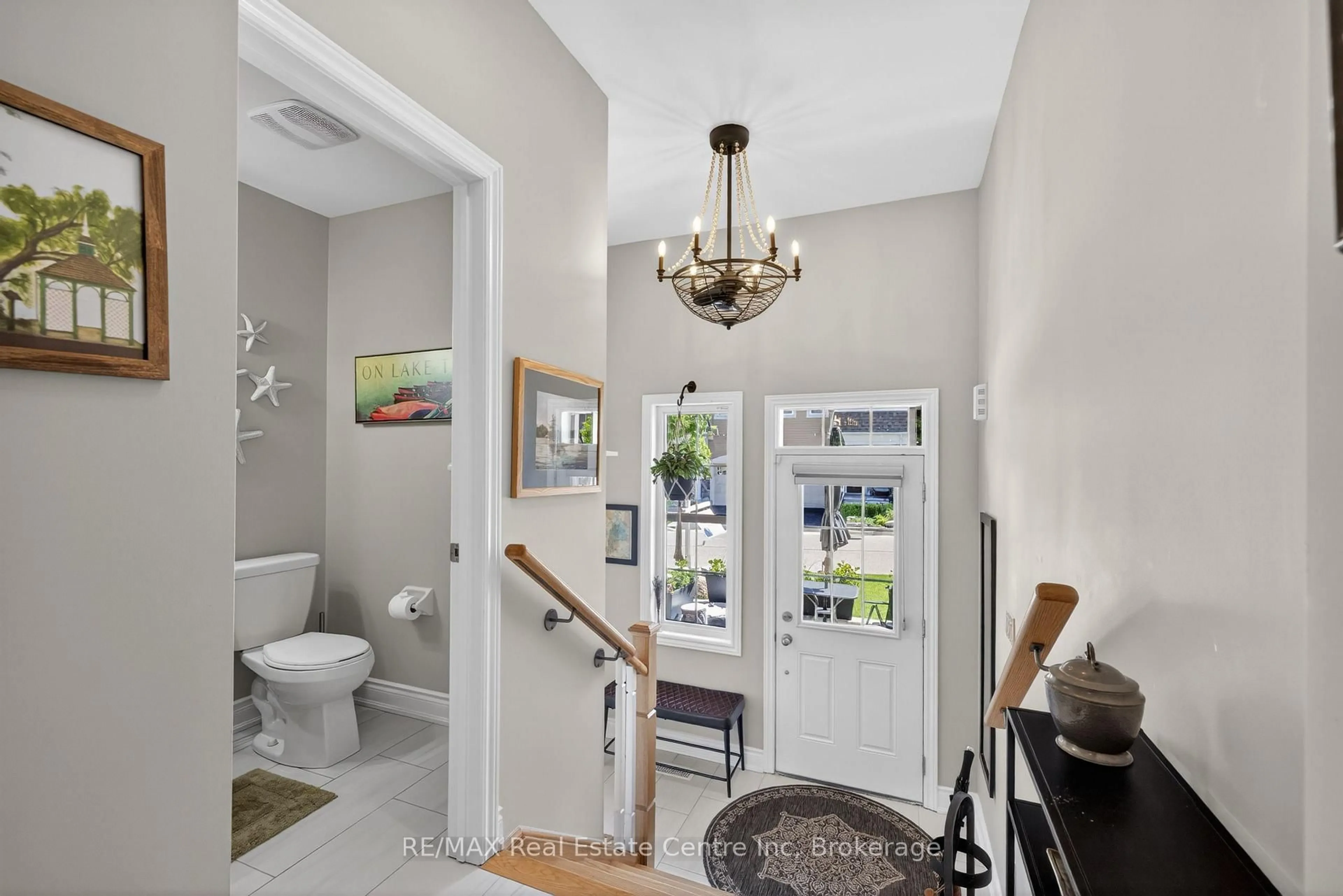 Indoor entryway for 42 Courting House Pl, Georgina Ontario L0E 1L0