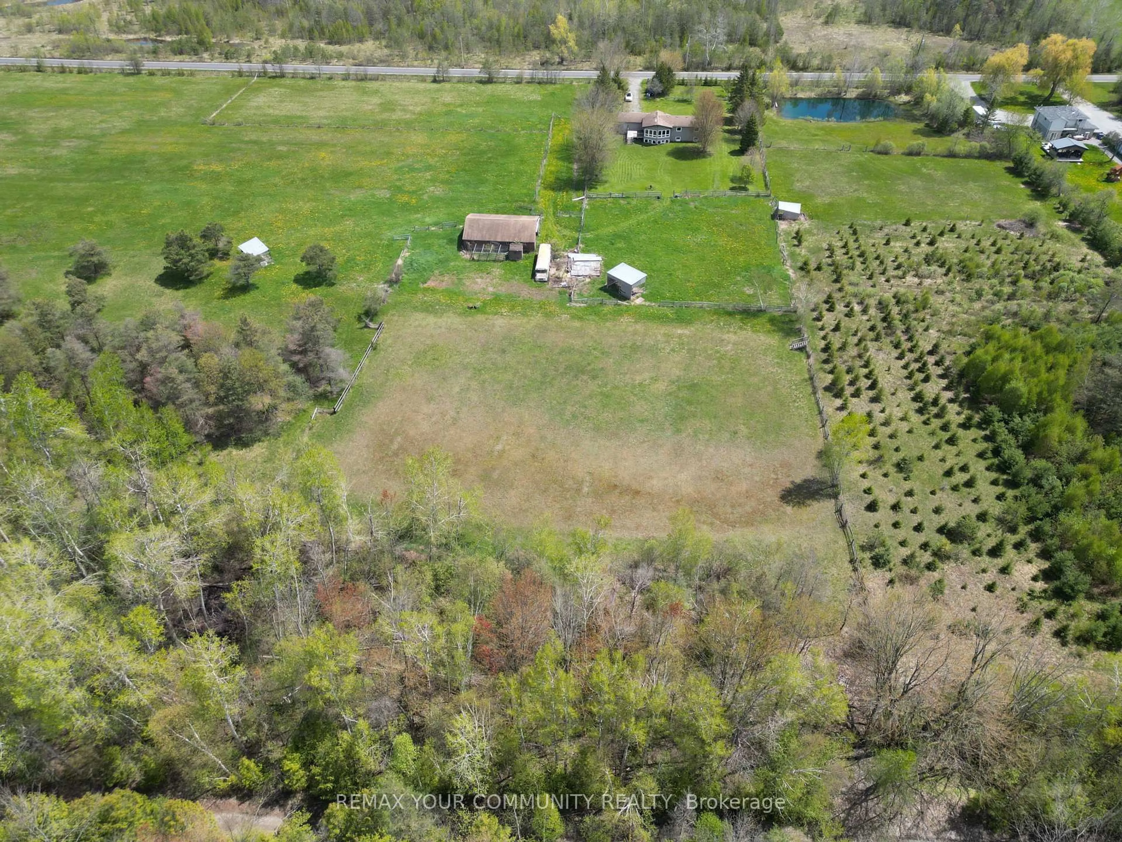 A pic from outside/outdoor area/front of a property/back of a property/a pic from drone, forest/trees view for 24730 Valley View Dr, Georgina Ontario L0E 1R0