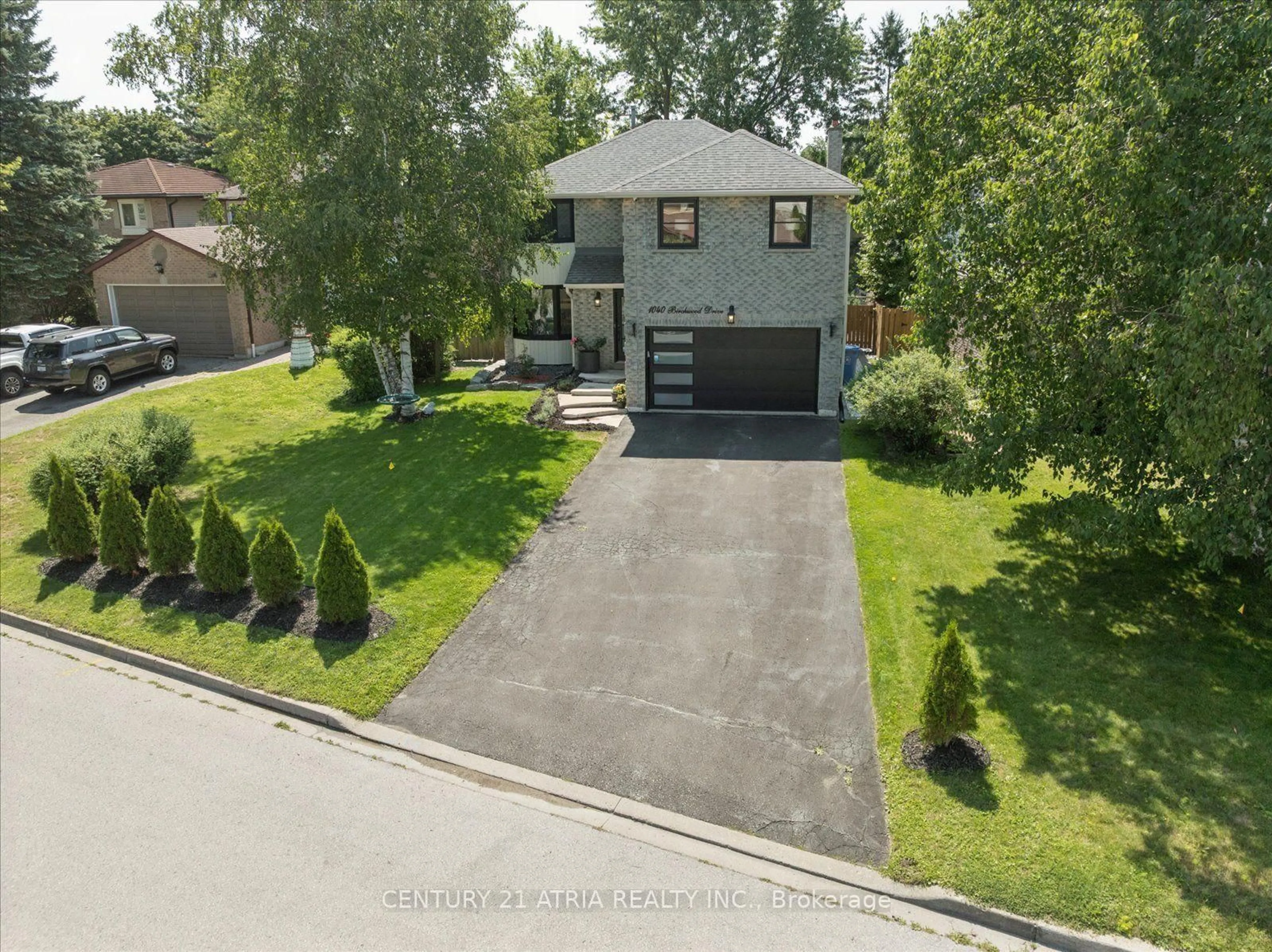 A pic from outside/outdoor area/front of a property/back of a property/a pic from drone, street for 1040 Birchwood Dr, Newmarket Ontario L3Y 6J8