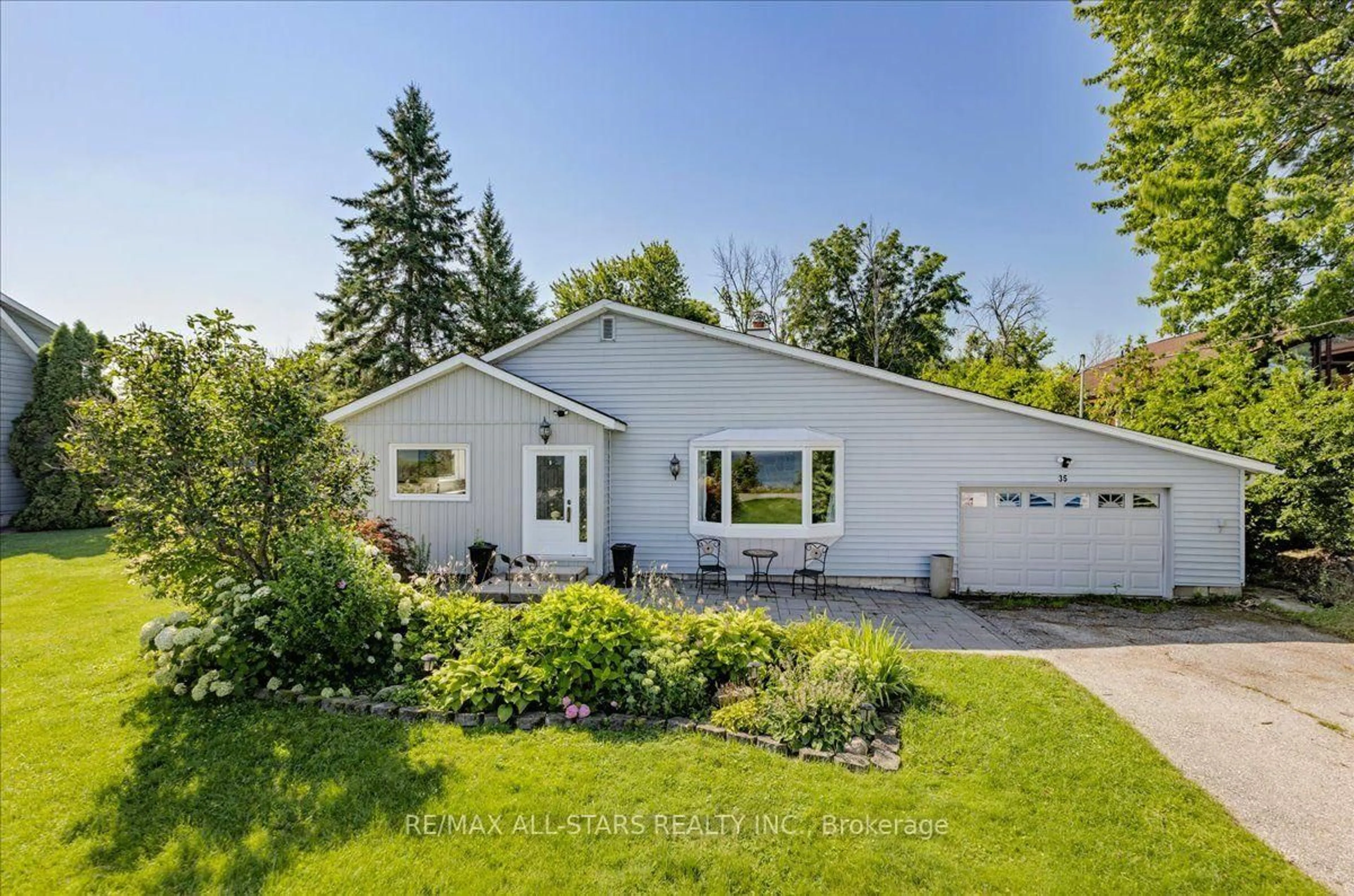 Home with vinyl exterior material, street for 35 Lake Dr, Georgina Ontario L4P 3E9
