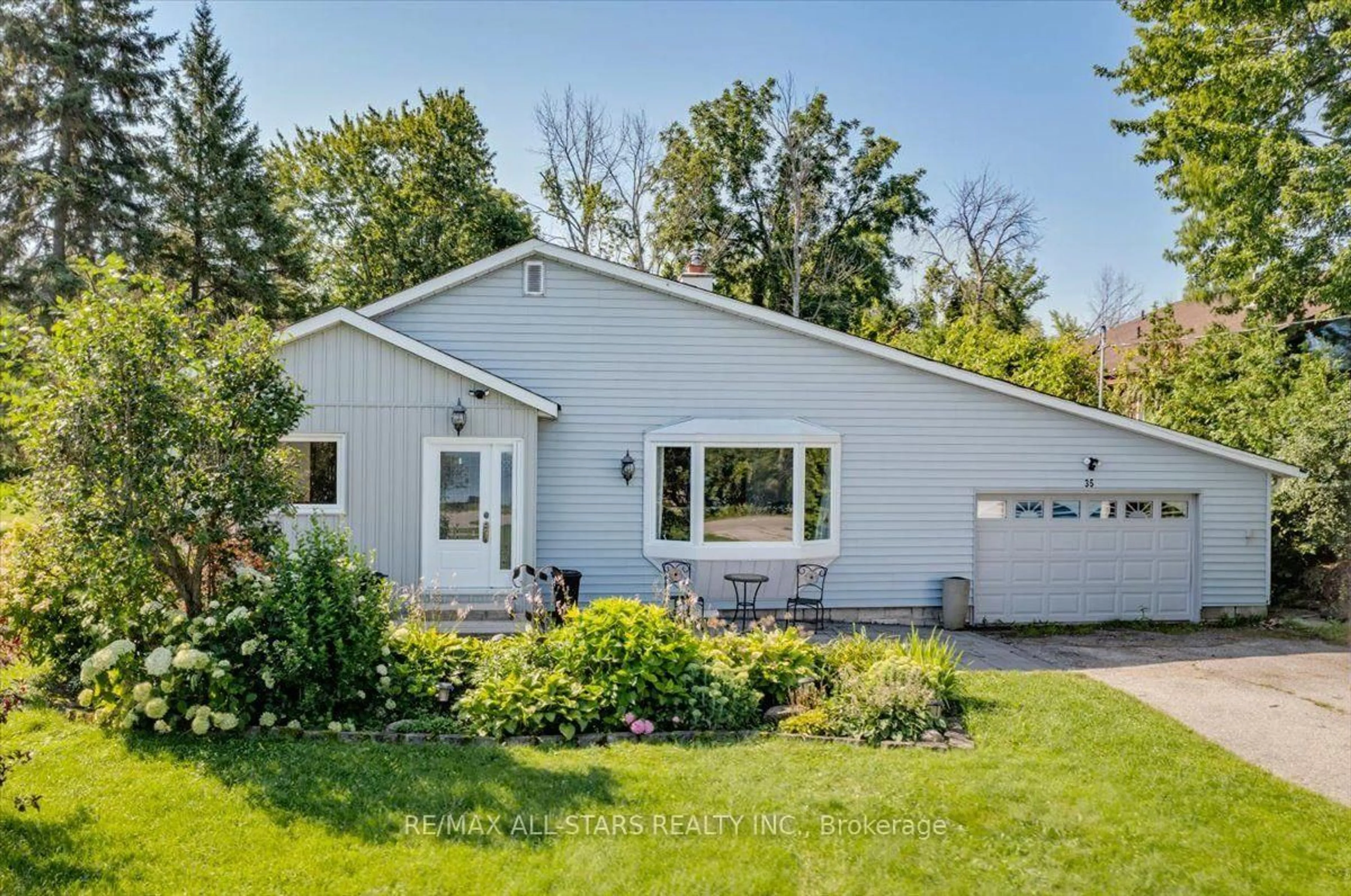 Home with vinyl exterior material, street for 35 Lake Dr, Georgina Ontario L4P 3E9