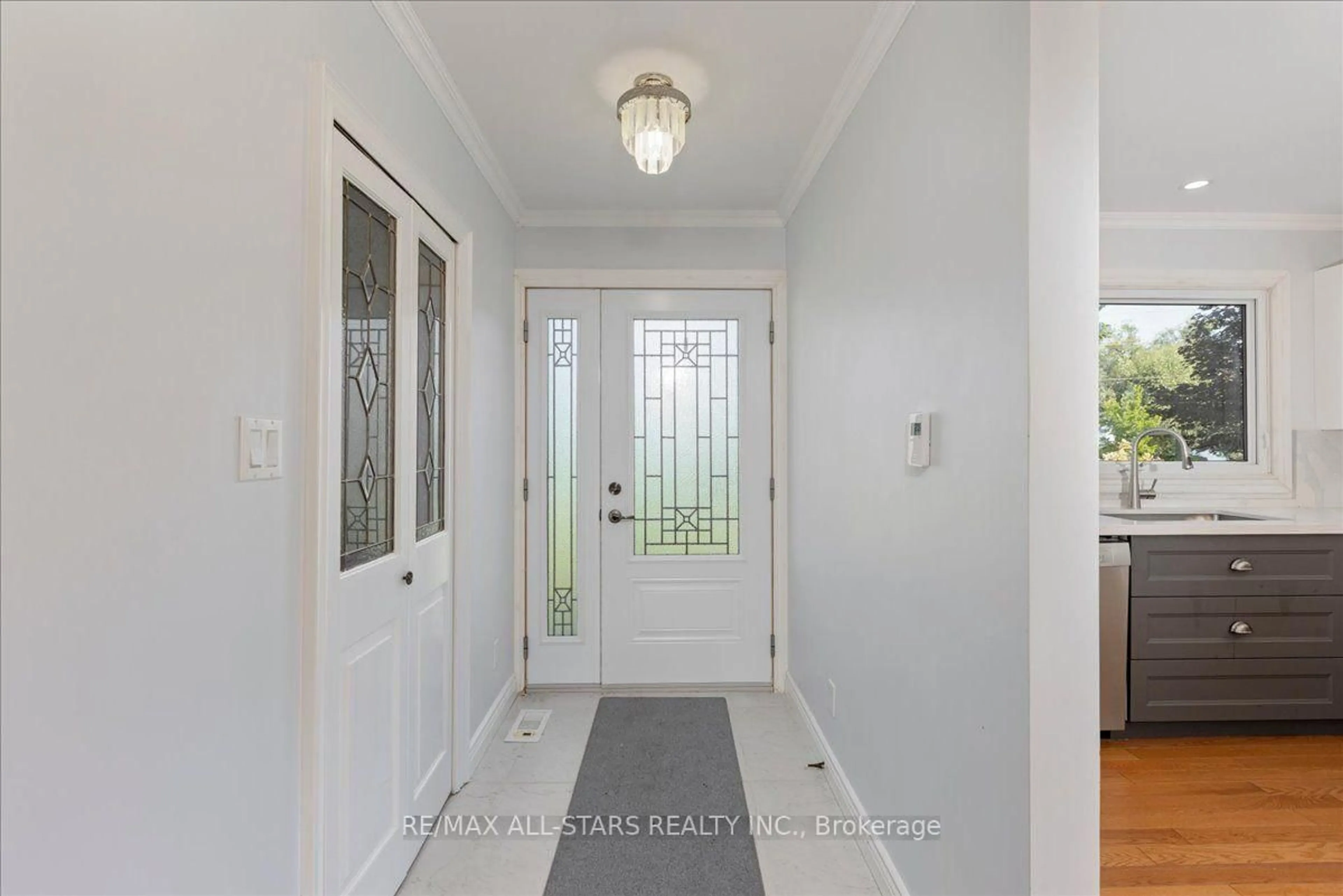 Indoor entryway for 35 Lake Dr, Georgina Ontario L4P 3E9