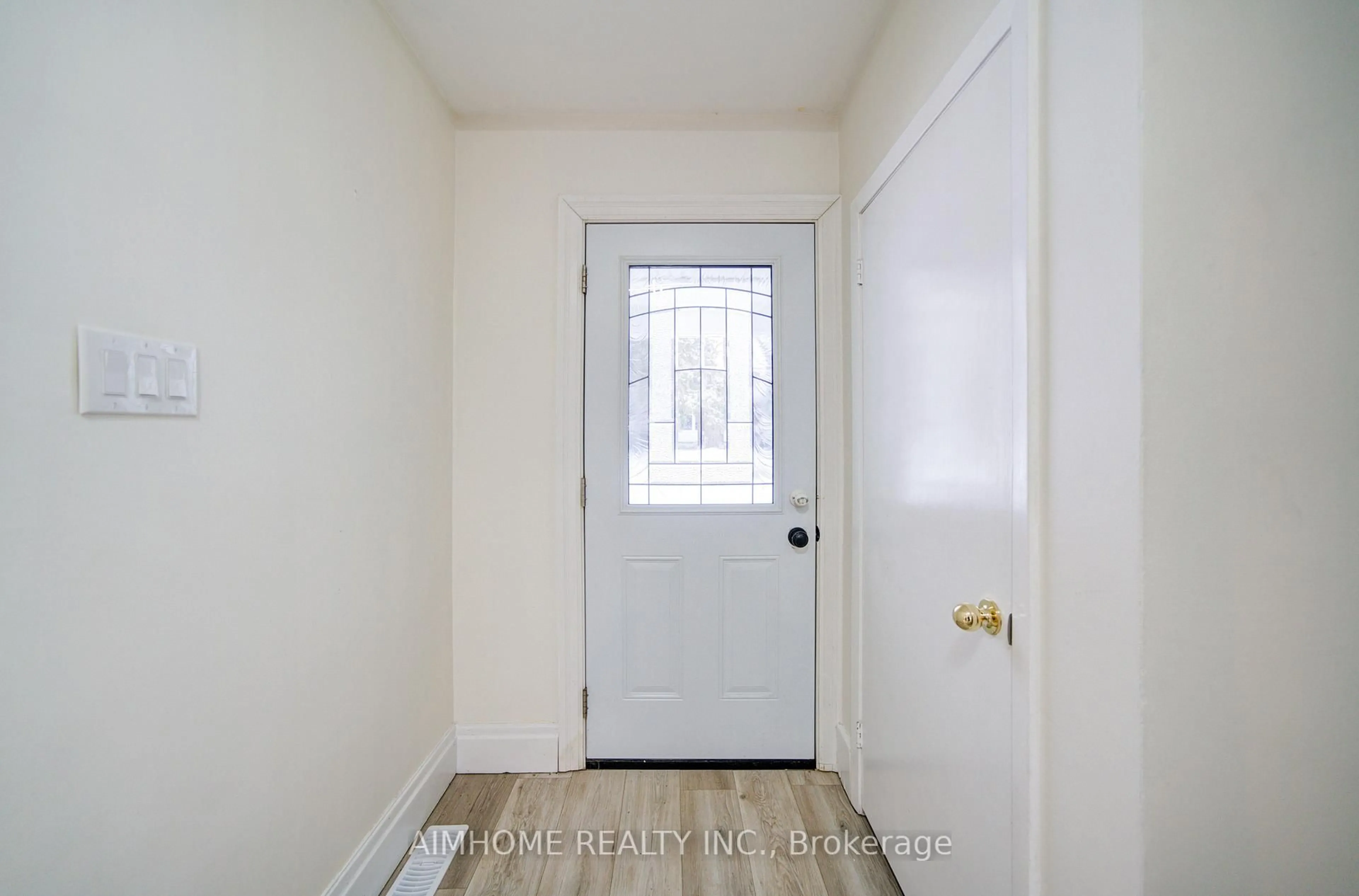 Indoor entryway for 222 Richmond St, Richmond Hill Ontario L4C 3Y8