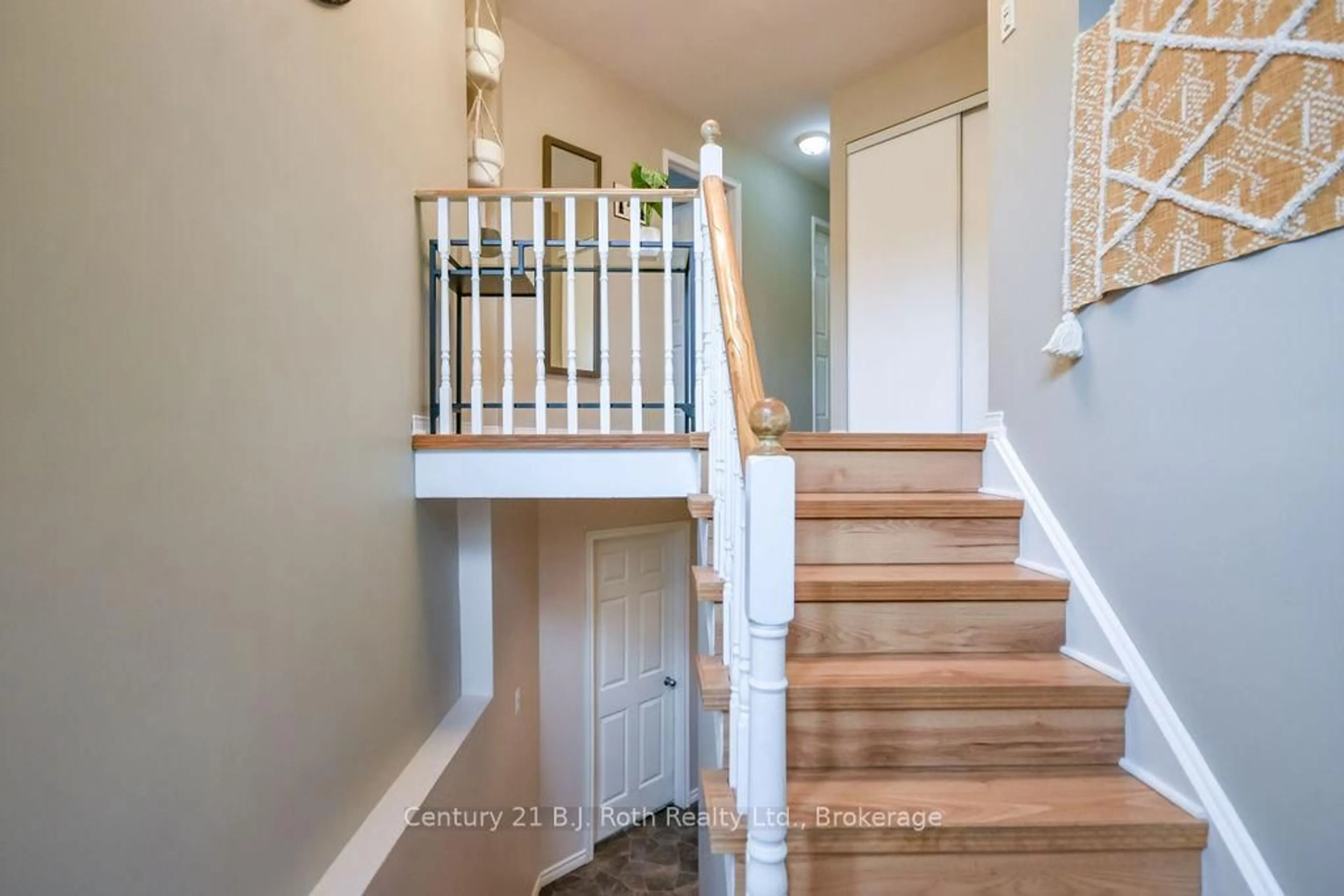 Indoor entryway for 1117 Corrie St, Innisfil Ontario L9S 1W9