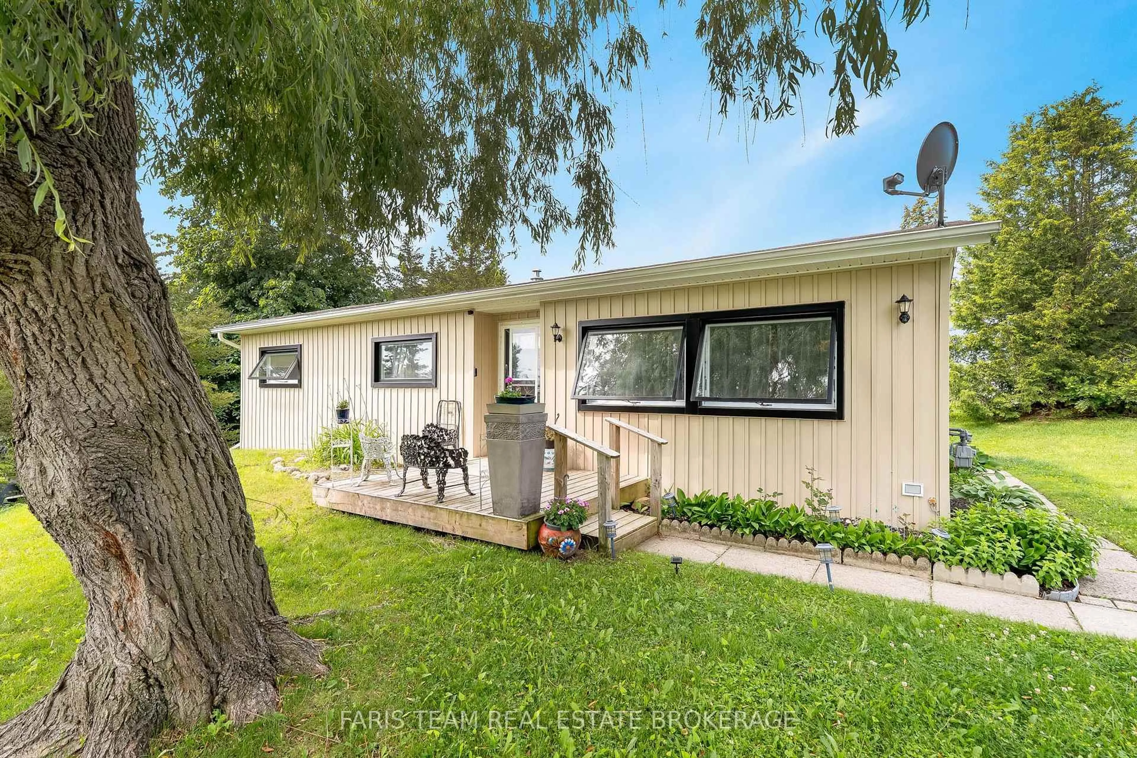 Home with vinyl exterior material, water/lake/river/ocean view for 21 Hawthorne Dr, Innisfil Ontario L9S 1P7