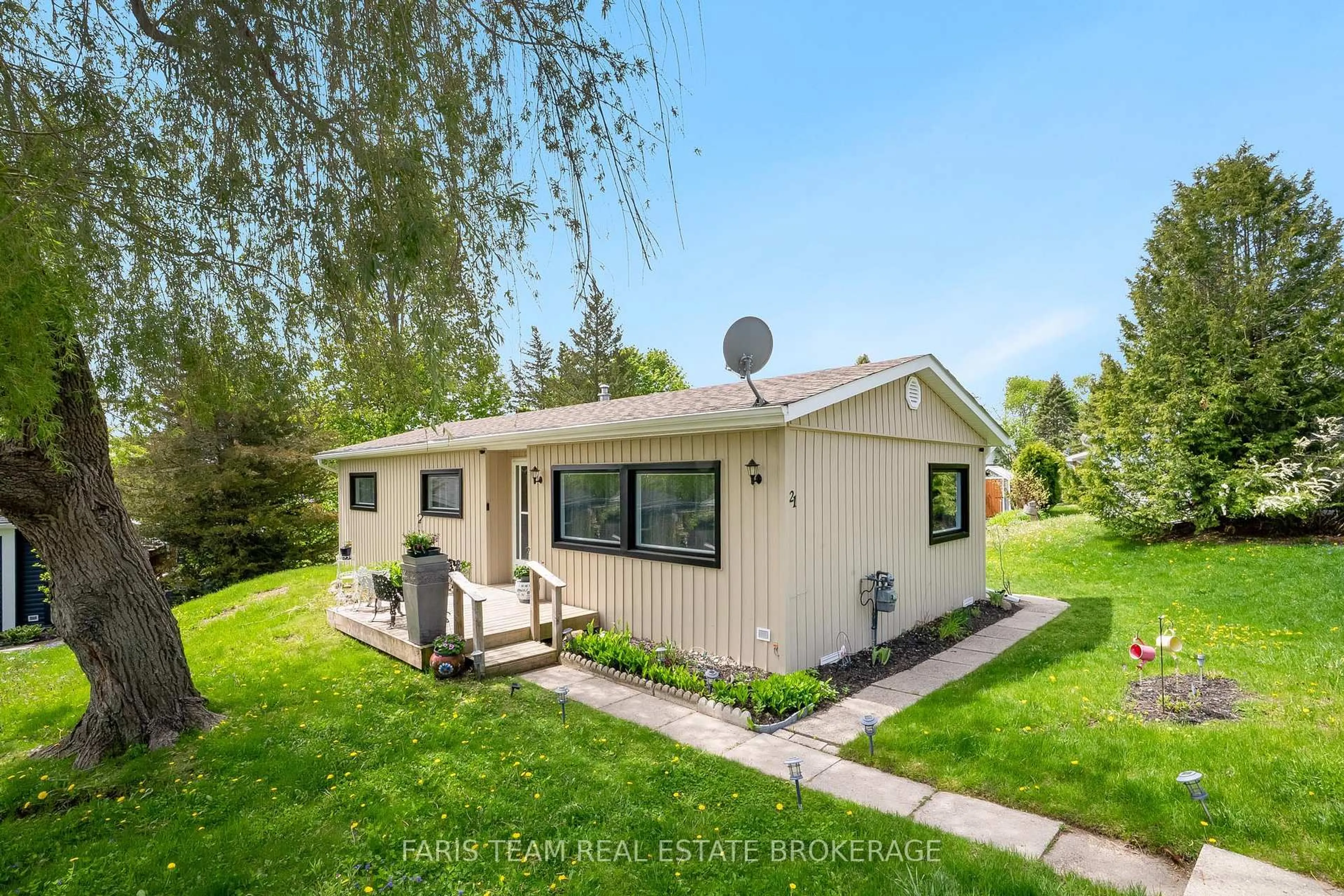 A pic from outside/outdoor area/front of a property/back of a property/a pic from drone, water/lake/river/ocean view for 21 Hawthorne Dr, Innisfil Ontario L9S 1P7