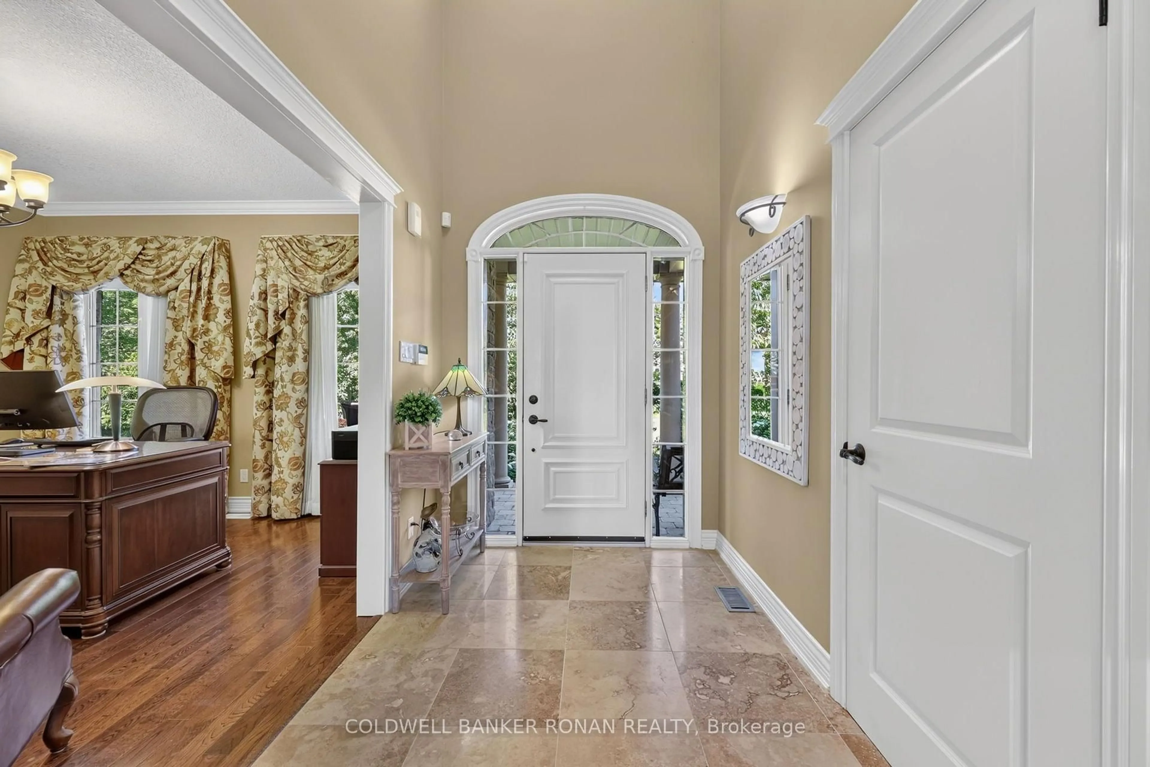 Indoor entryway for 128 Denney Dr, Essa Ontario L0M 1B1