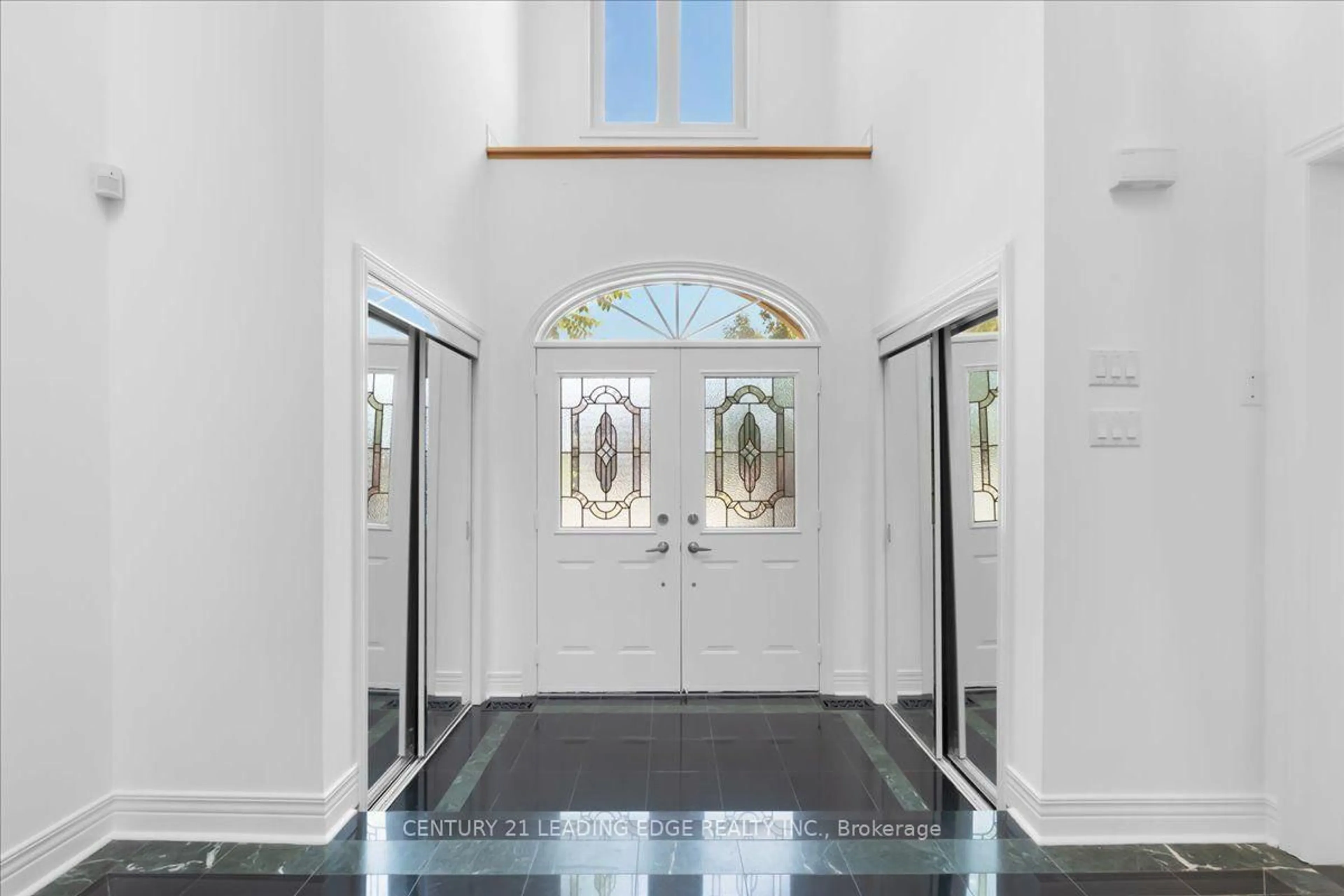 Indoor foyer for 22 Fern Ave, Richmond Hill Ontario L4B 3R6