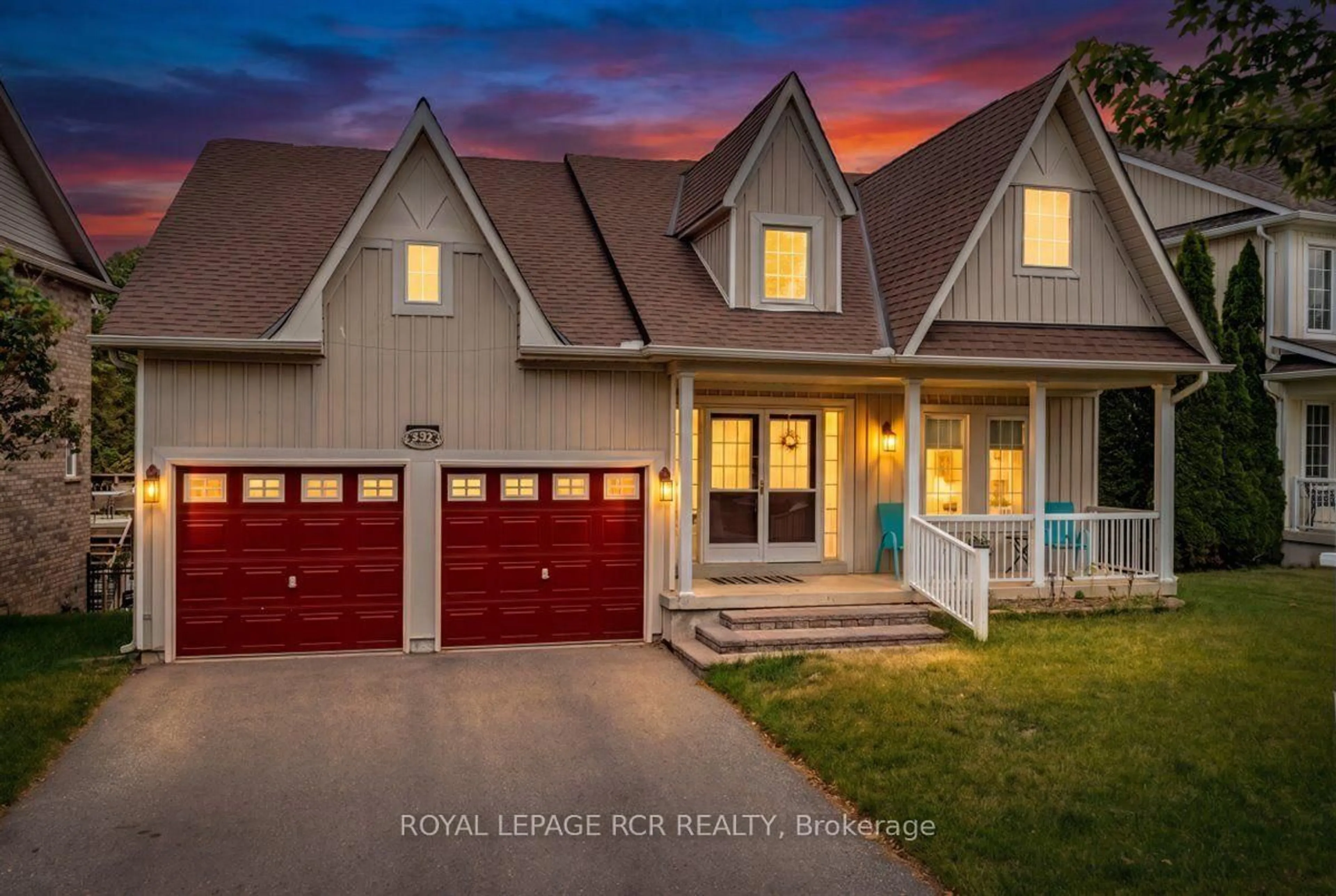 Home with vinyl exterior material, unknown for 332 King St, East Gwillimbury Ontario L0G 1M0